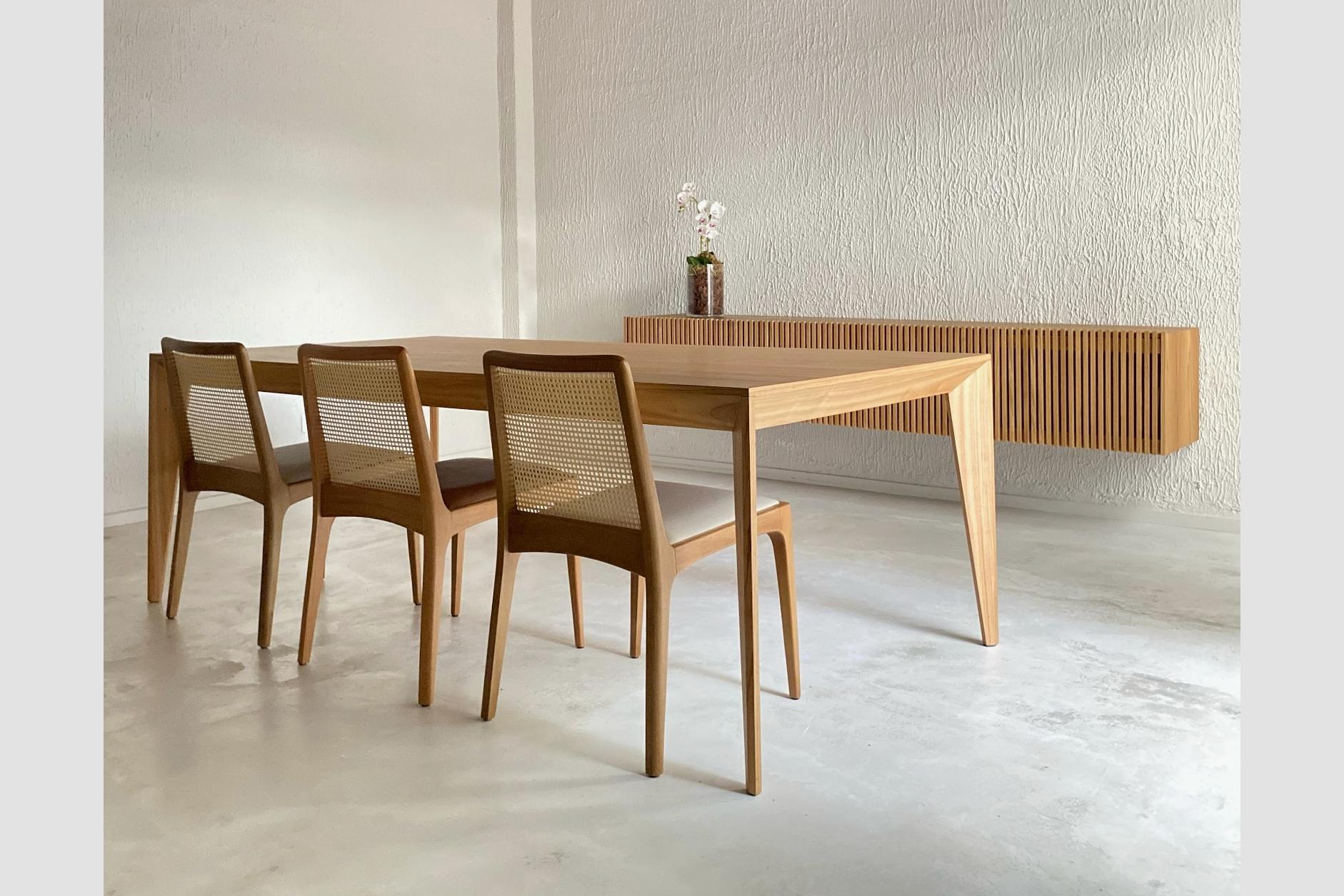 Minimalistischer Stuhl „Julia“ aus Massivholz und handgewebtem, maßgefertigt (Handgewebt) im Angebot