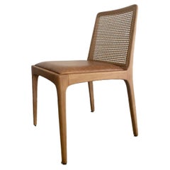 "Julia" Chaise minimaliste en Wood Wood massif, dossier en cannage et assise en cuir naturel.