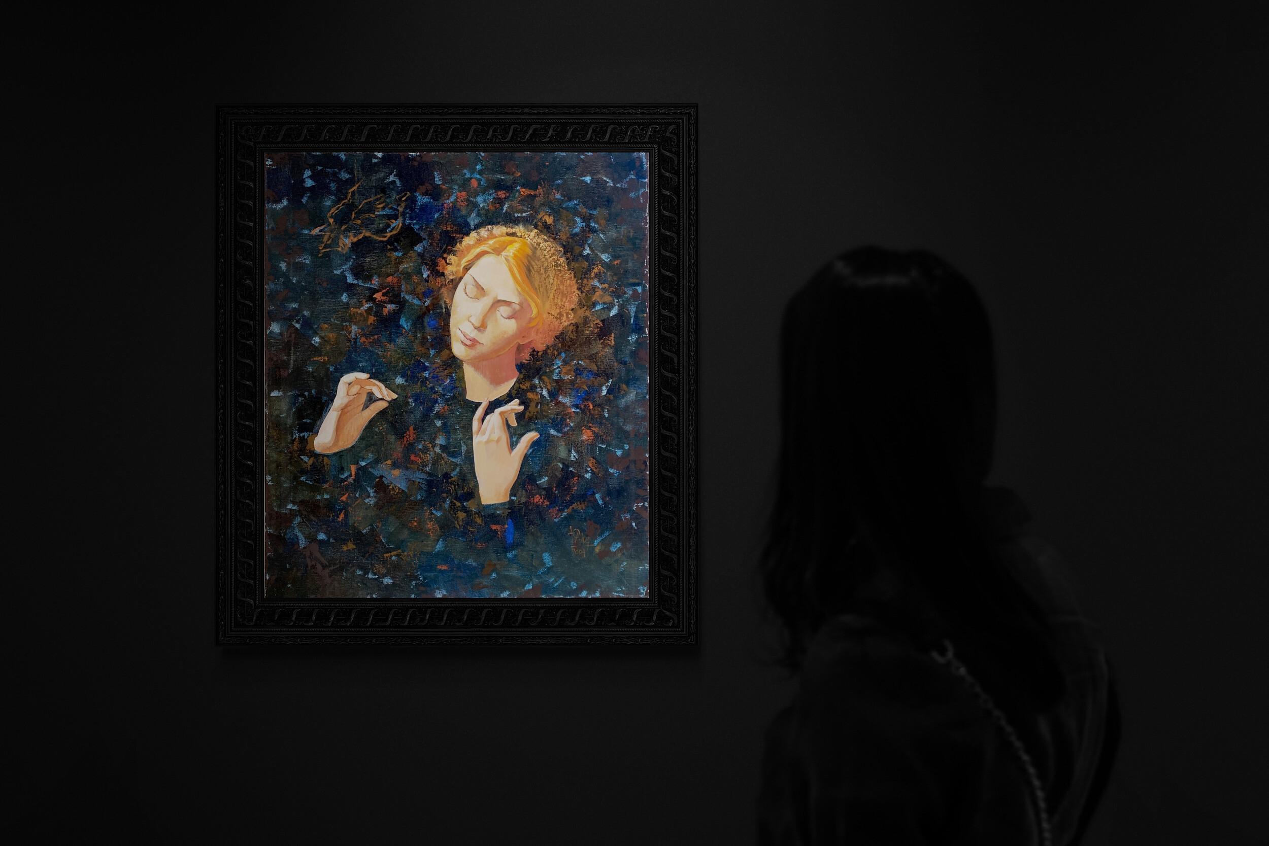 Dieses Porträt ist wahrhaft mystisch. Eine junge, schöne Person - nennen wir sie Angel - spielt eine unsichtbare Geige. Die Umgebung ist dunkel, doch ein starkes Licht beleuchtet nur ihr Gesicht und ihre Hände, um sie aus dem Schatten zu holen. Das