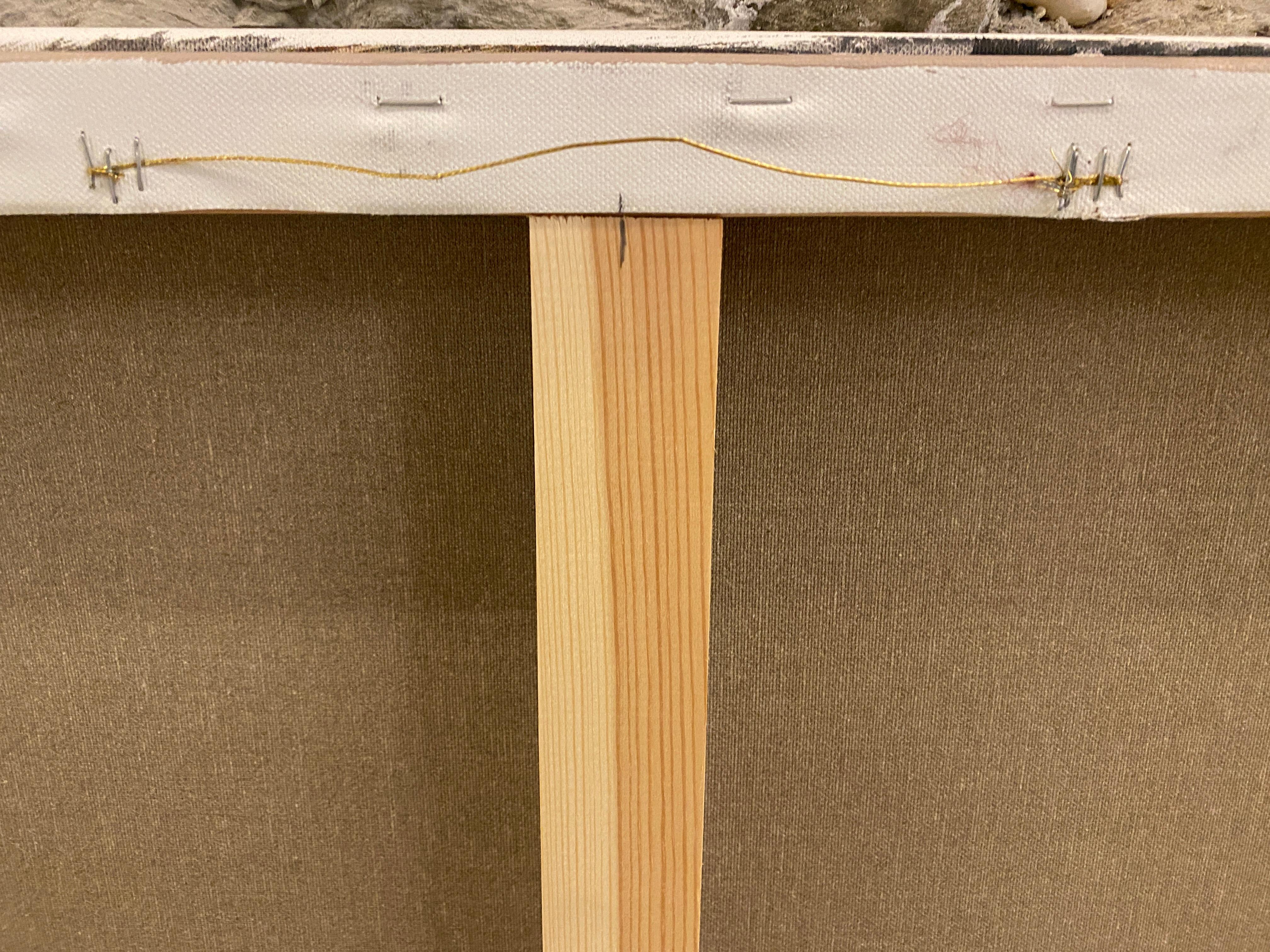 Grand nu figuratif avec de subtiles ailes de papillon, beige et bleu chauds en vente 3