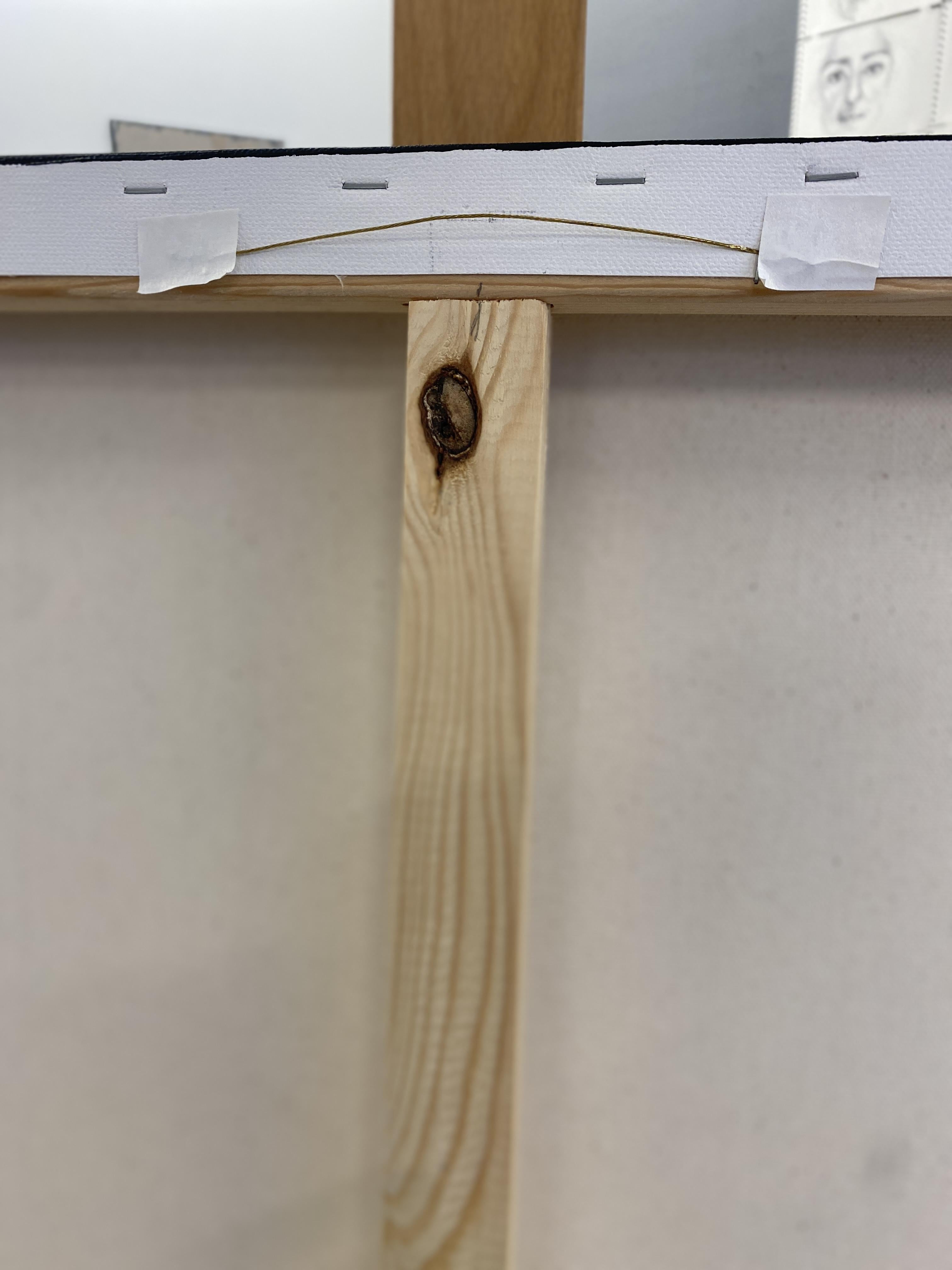 Diese traumhafte Komposition erforscht Wahrnehmung und Reflexion - sowohl wörtlich als auch innerlich. 
Eine ruhende Gestalt schwebt durch fließende Wellen aus Türkis- und Indigofarben, ihr Haar verschmilzt mit kosmischen Lichtströmen. Von oben