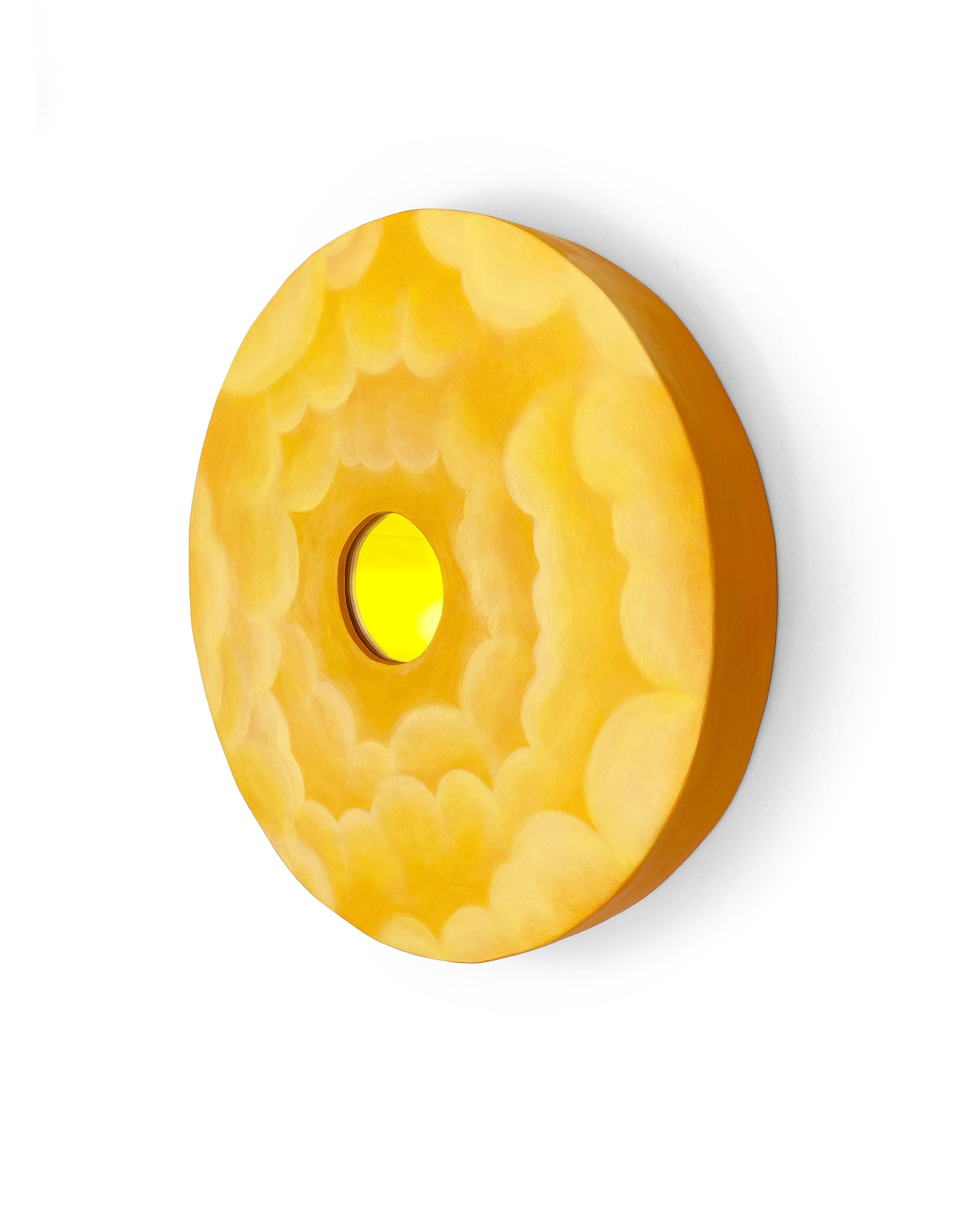 Specchio Sun Cloud, giallo oro - Painting di Julia Policastro