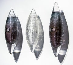 Cocoon-Serie Rauchgrau und Weiß – strukturierte, durchscheinende Glas-Wandskulptur