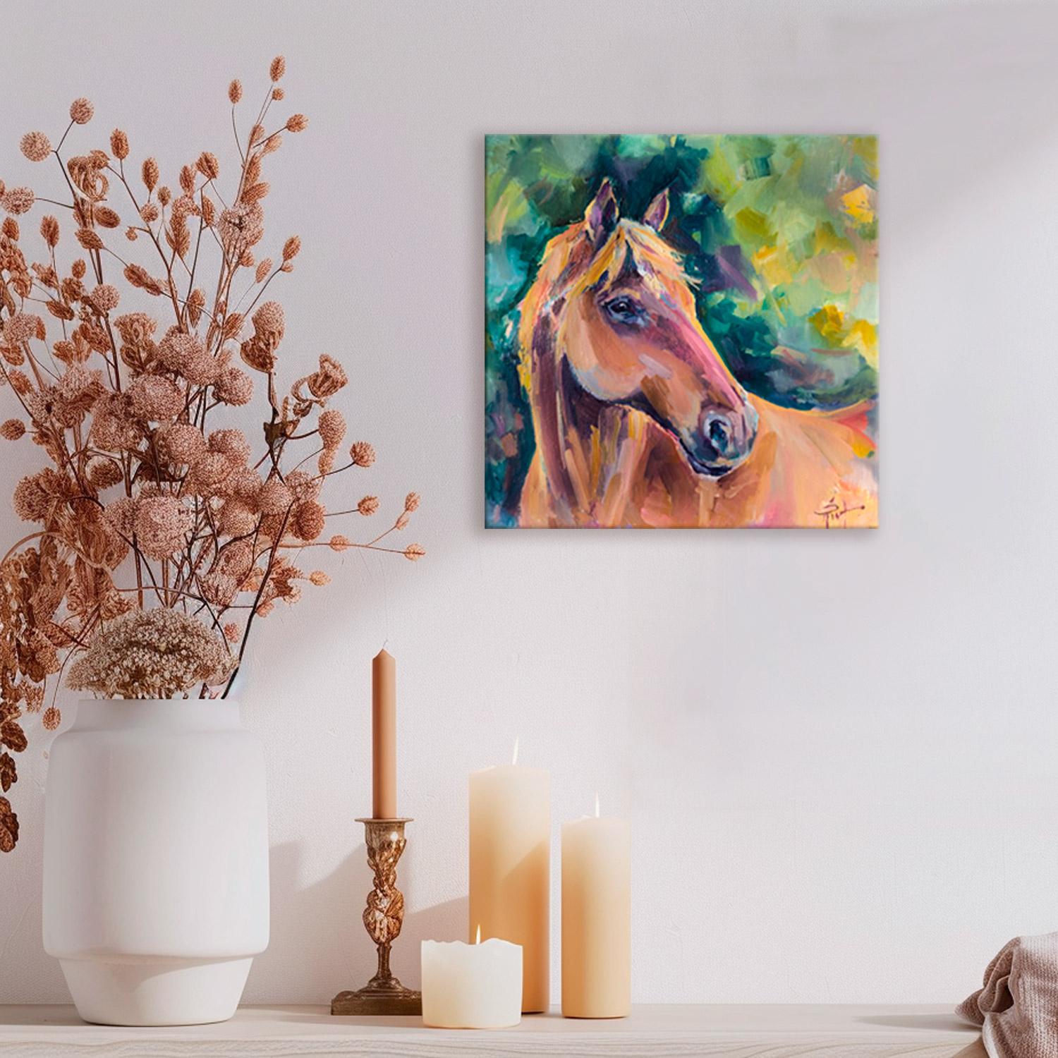 Questo dipinto incarna la dinamica e la grazia naturale di un cavallo, che simboleggia la forza, la libertà e la bellezza incontaminata del mondo animale. Lo sguardo dell'animale attira l'attenzione: è pieno di saggezza, calma ed energia nascosta.
I
