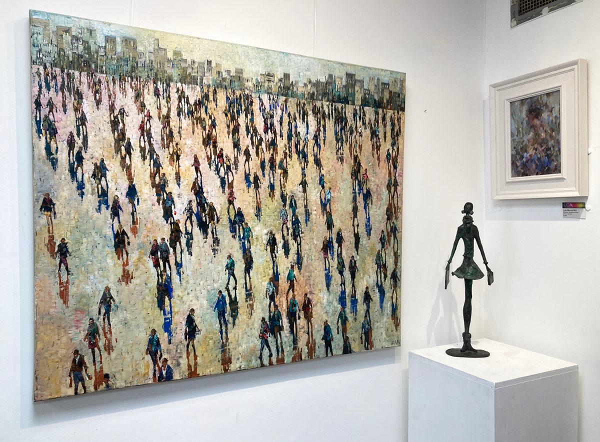 Riflesso a pastello - Scena contemporanea e figurativa di folla: Pittura a olio su tela - Painting di Julia Whitehead