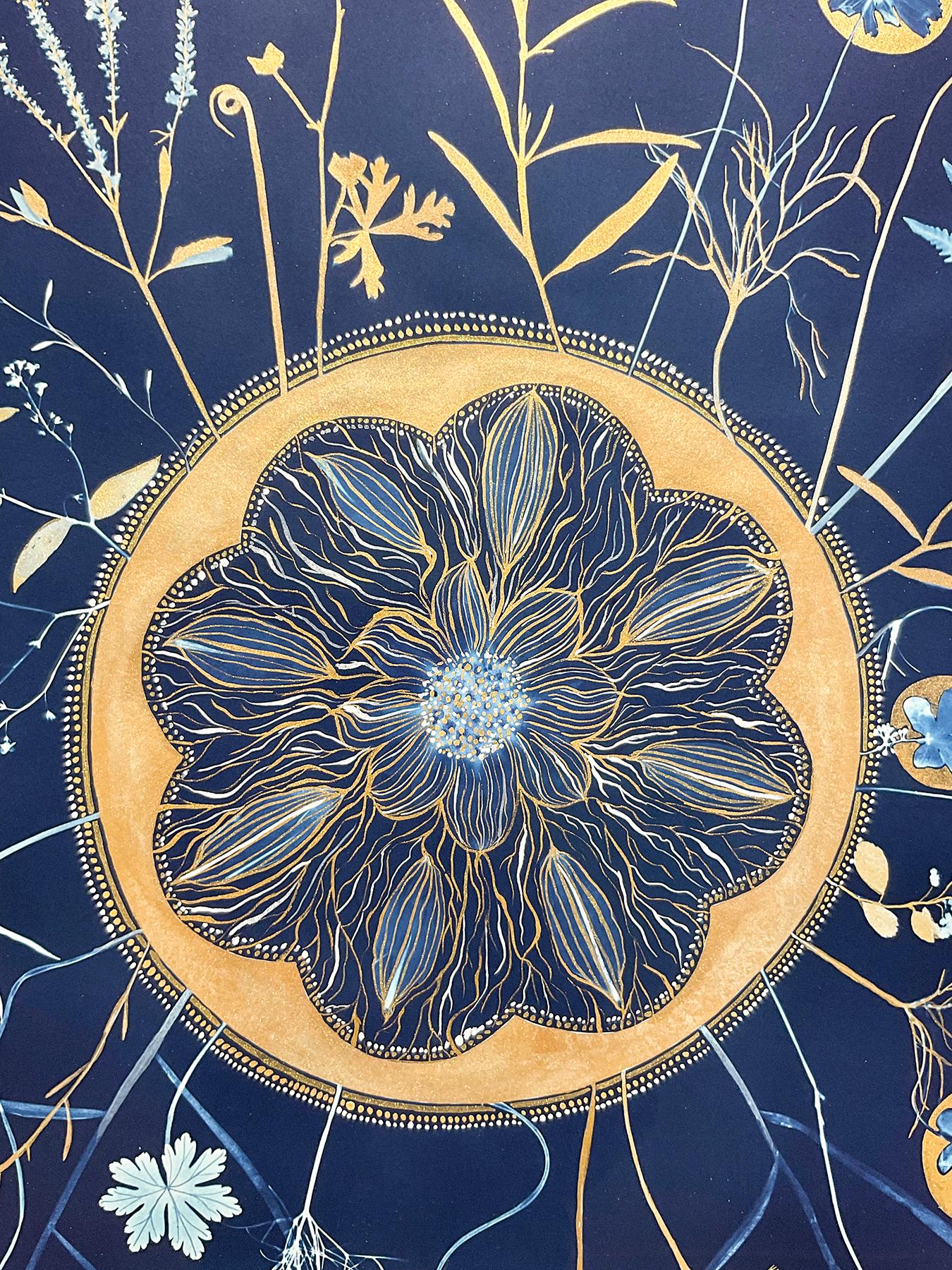 Circle Flora Full Circle (Cyanotype de Mandala botanique doré et bleu indigo, encadré)  - Contemporain Painting par Julia Whitney Barnes