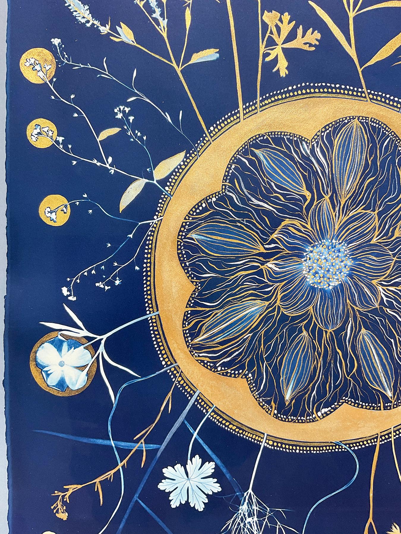 Circle Flora Full Circle (Cyanotype de Mandala botanique doré et bleu indigo, encadré)  - Violet Figurative Painting par Julia Whitney Barnes