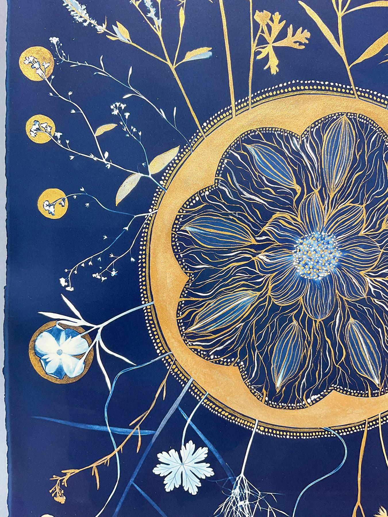 Flora Full Circle (Gold & Indigoblaue Cyanotypie des botanischen Mandala, gerahmt) (Violett), Figurative Painting, von Julia Whitney Barnes