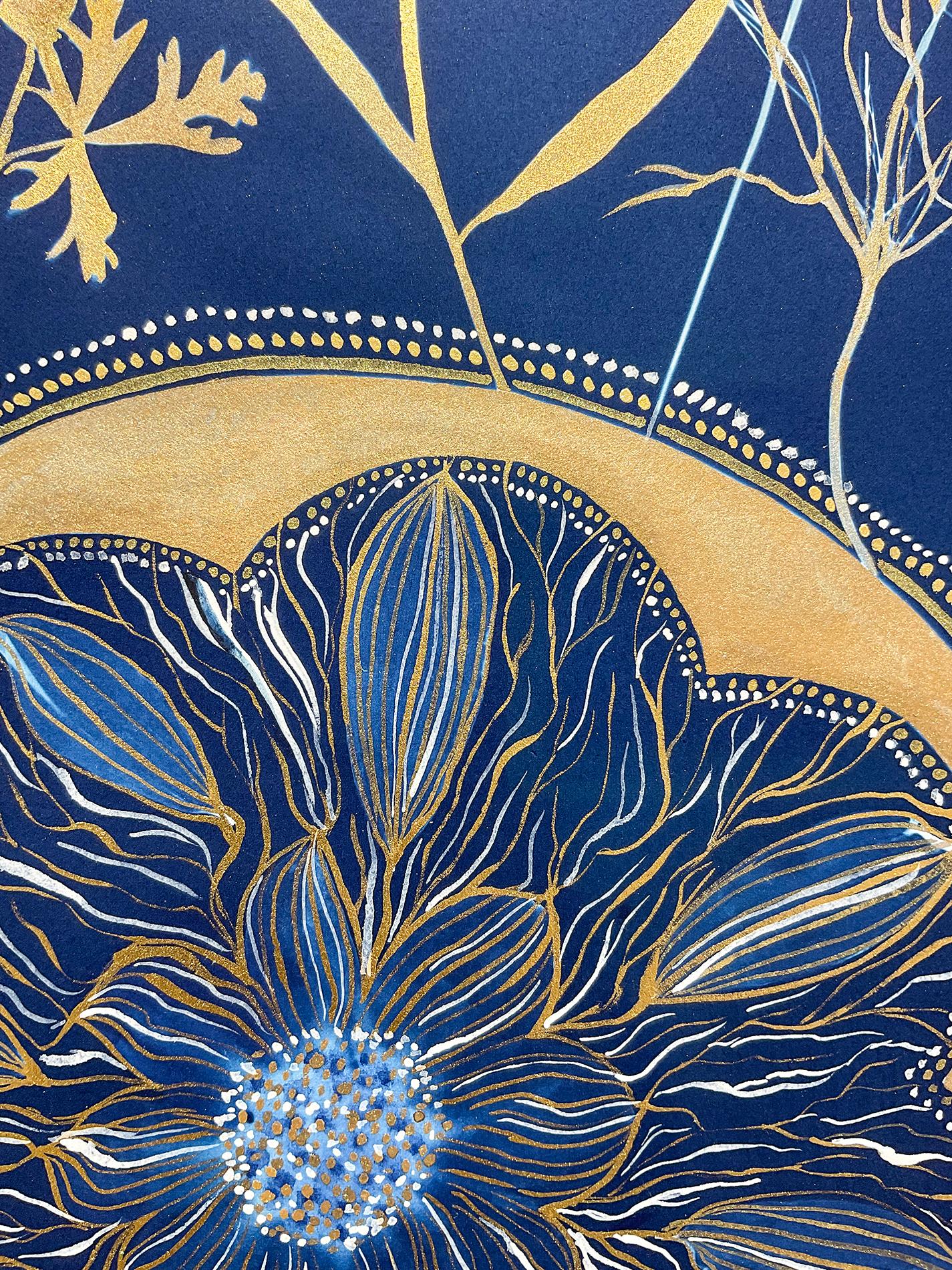 Nature morte figurative de fleurs bleu pâle et or sur fond cyanotype indigo 
