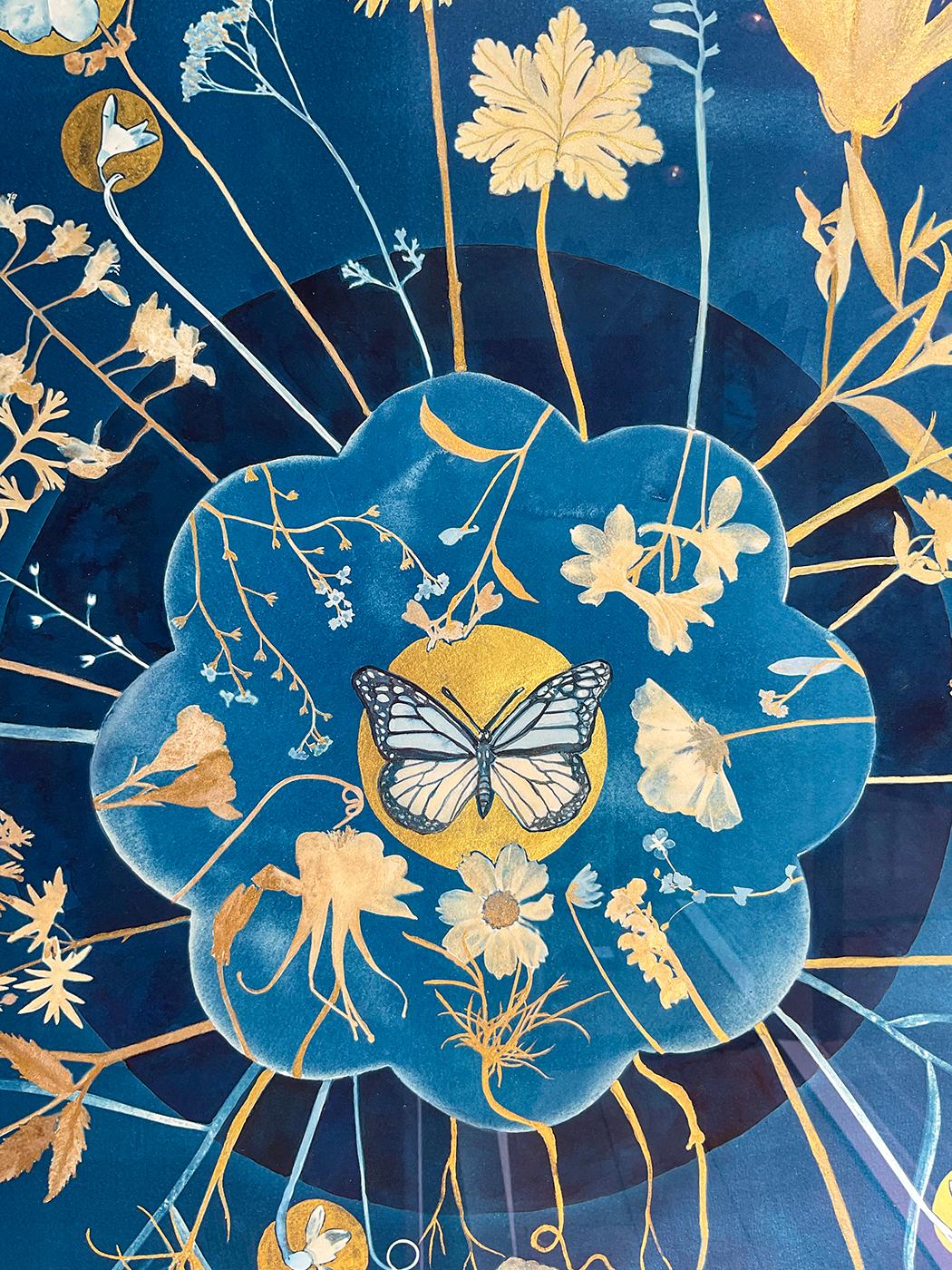 Full Circle Day/Night (Cyanotype de fleurs de Mandala en or sur bleu indigo créé par un couple)  - Contemporain Painting par Julia Whitney Barnes