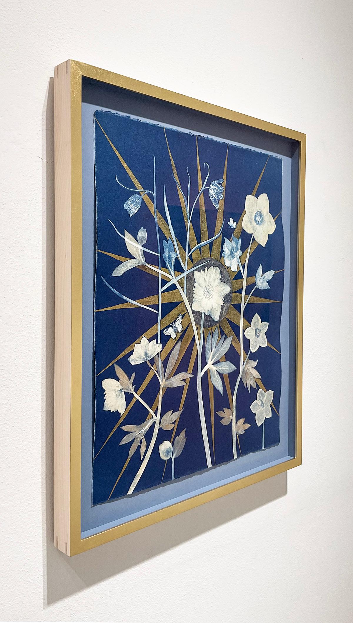 Hellebore, Étoile centrale « Still Life of Golden Sunburst », Fleurs blanches sur indigo - Contemporain Painting par Julia Whitney Barnes