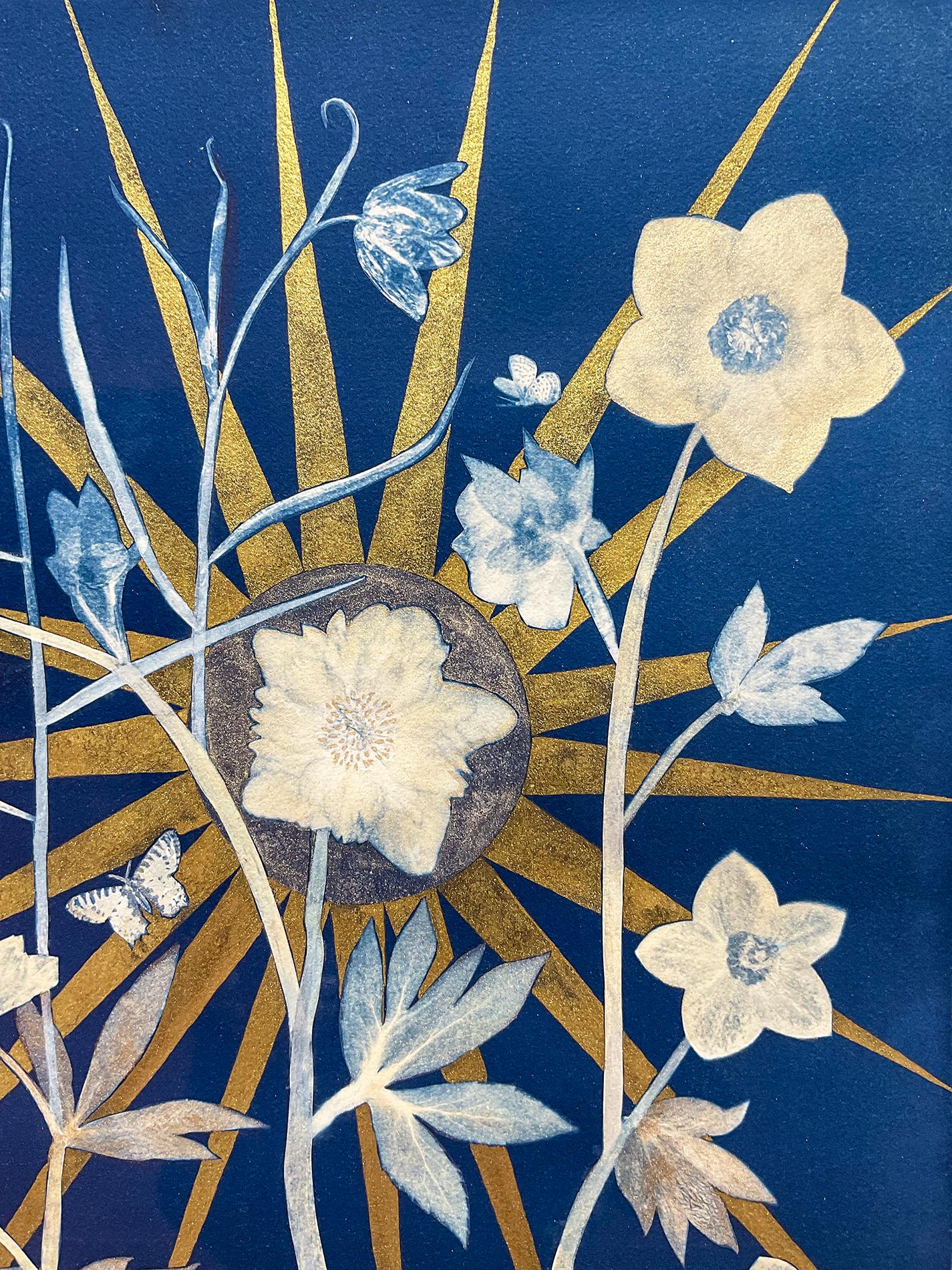 Hellebore, Étoile centrale « Still Life of Golden Sunburst », Fleurs blanches sur indigo en vente 1