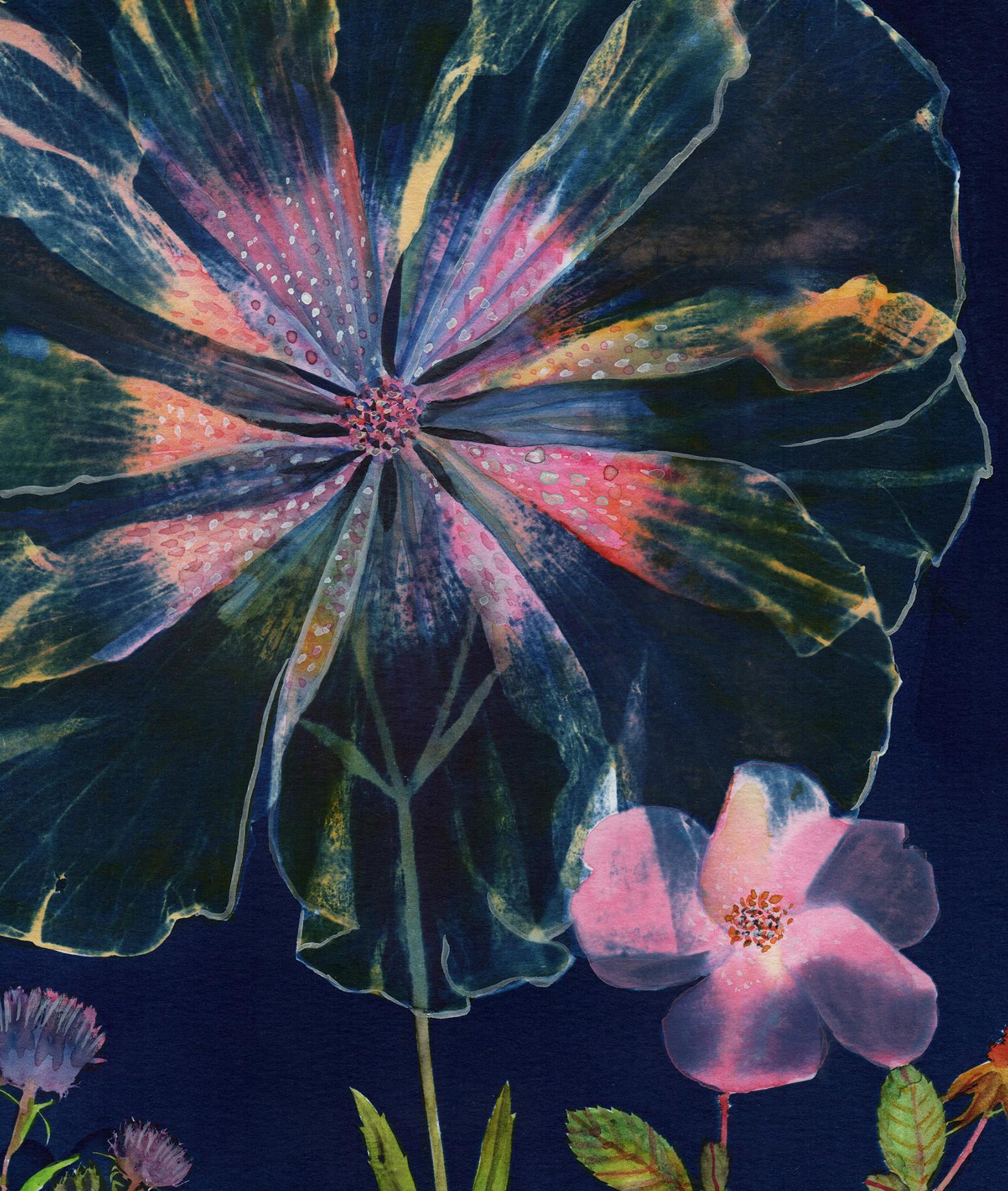 Nature notturne: Natura morta dipinta in cianotipia di ibisco e rosa su indaco - Painting Contemporaneo di Julia Whitney Barnes