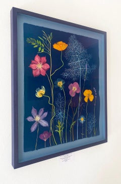 Nature nocturne (Nature morte de fleurs colorées sur fond bleu indigo)