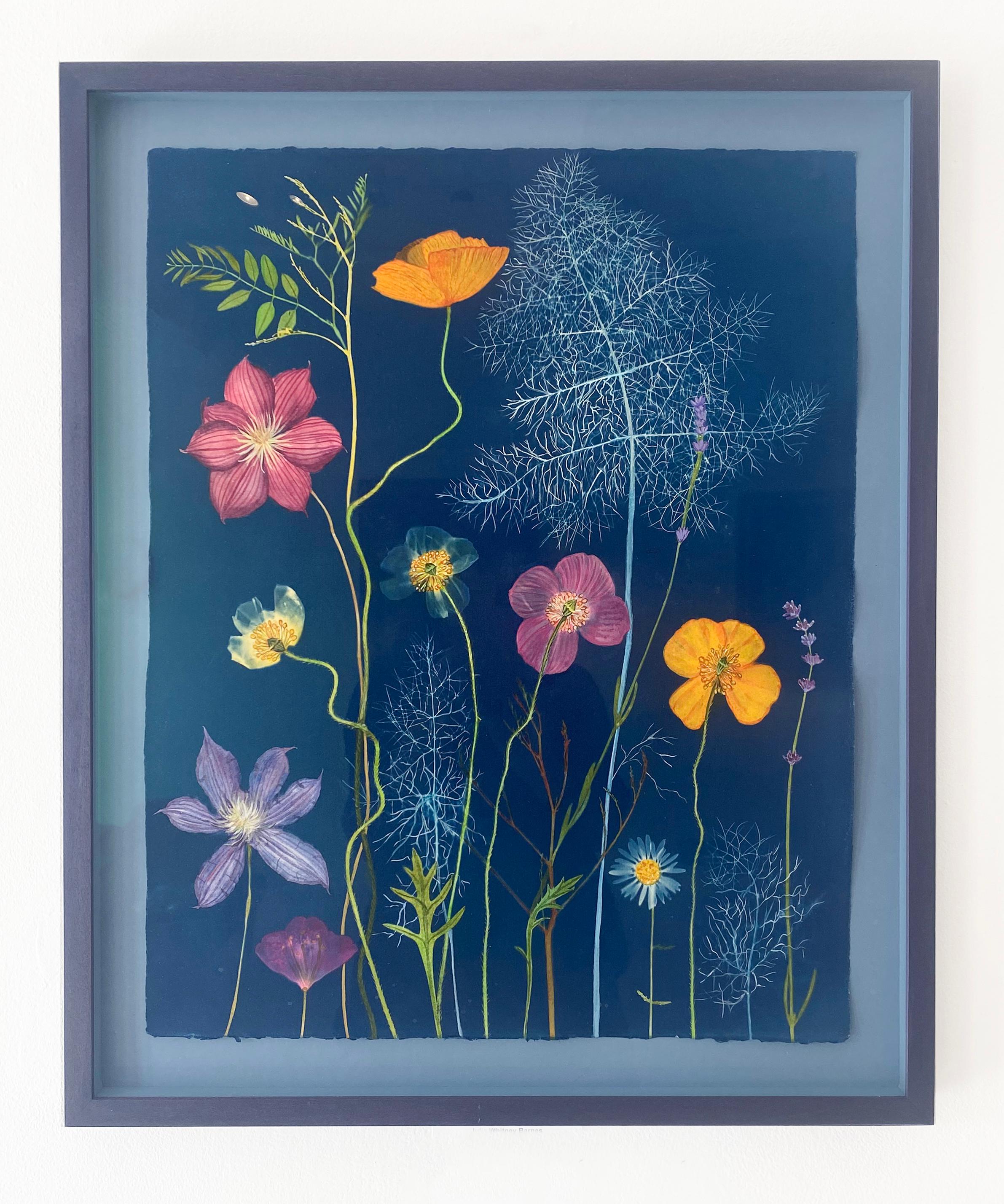 Nocturnal Nature (Stillleben-Gemälde mit bunten Blumen auf Indigoblau) (Zeitgenössisch), Painting, von Julia Whitney Barnes