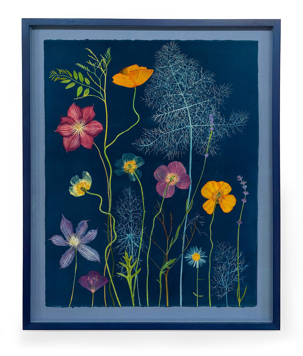 Julia Whitney Barnes Still-Life Painting – Nocturnal Nature (Stillleben-Gemälde mit bunten Blumen auf Indigoblau)
