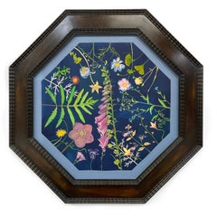 Picturesque Botany (Stillleben-Gemälde von Blumen auf Blau in viktorianischem Rahmen)