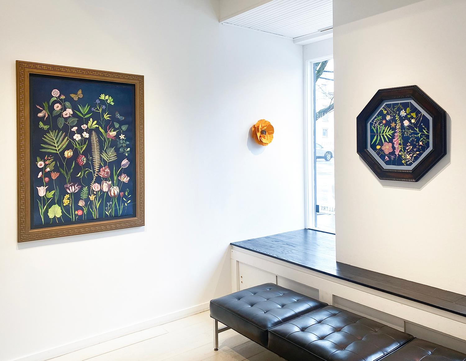 Picturesque Botany (Stillleben-Gemälde von Blumen auf Blau in viktorianischem Rahmen) im Angebot 1