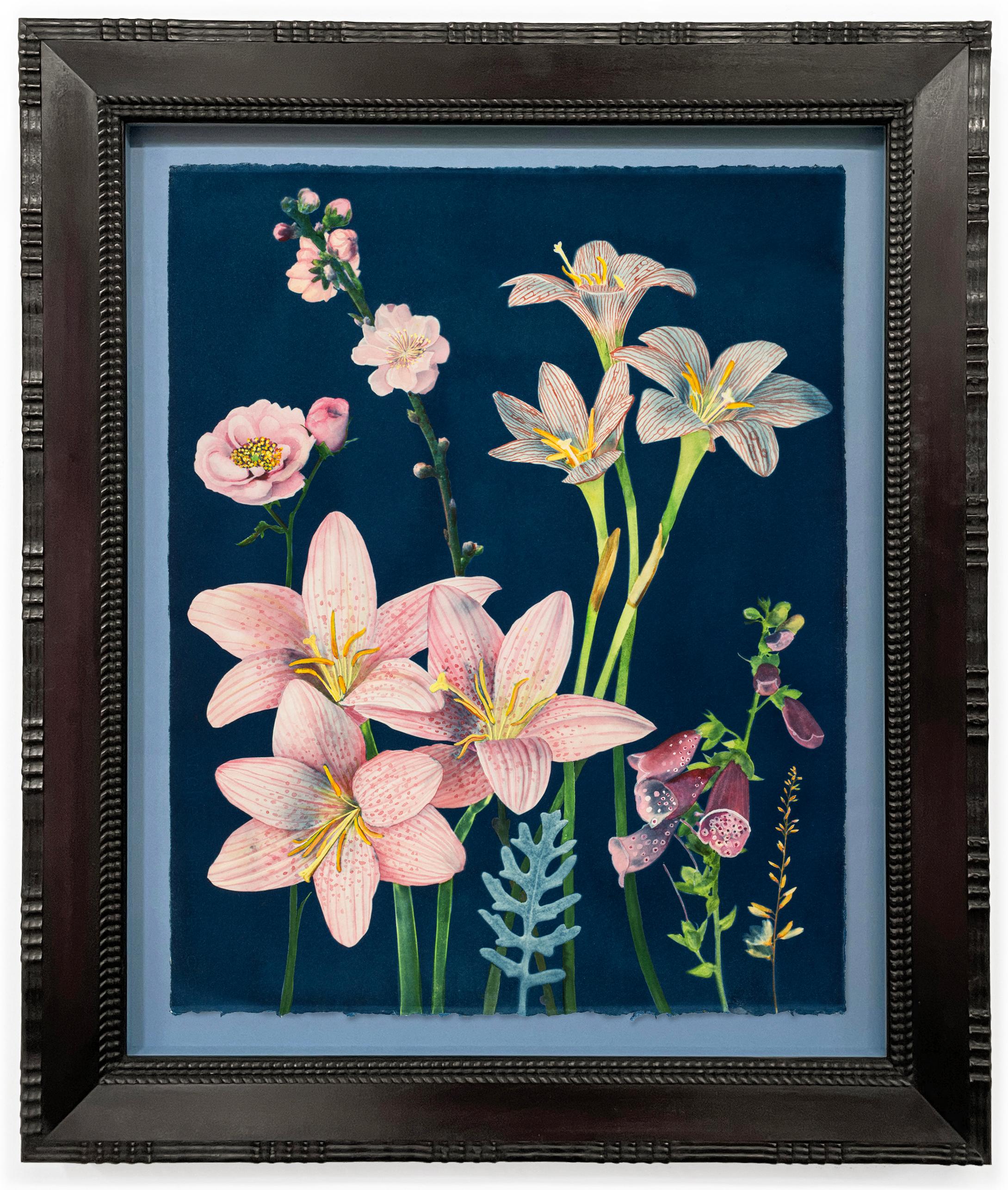 Picturesque Botany (Stillleben-Gemälde von rosa Lilien und Rosen auf Indigoblau)