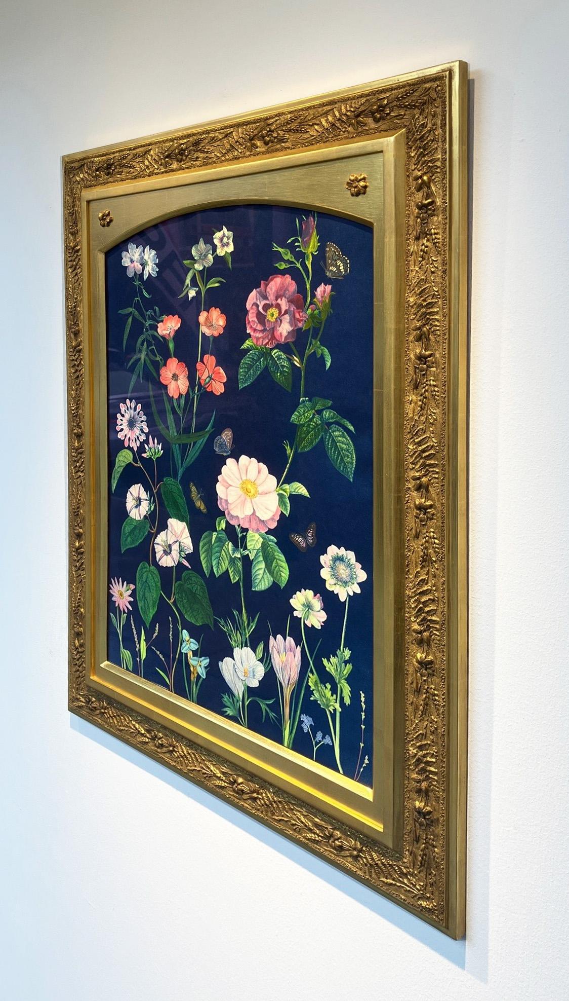 Picturesque Botany (Stilllebengemälde mit rosa Rosen auf dunkelblauem, goldenem Rahmen) im Angebot 1