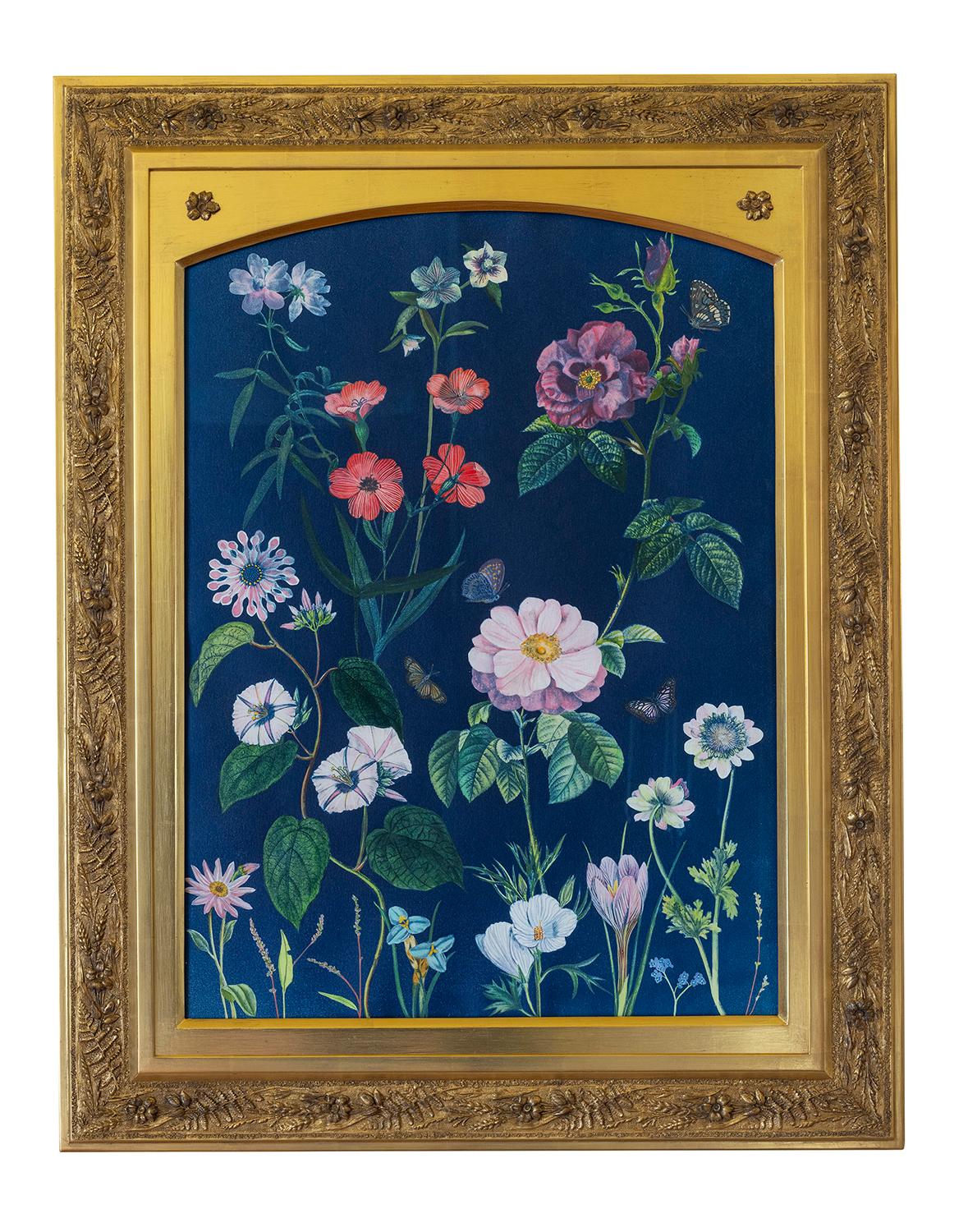 Julia Whitney Barnes Still-Life Painting – Picturesque Botany (Stilllebengemälde mit rosa Rosen auf dunkelblauem, goldenem Rahmen)