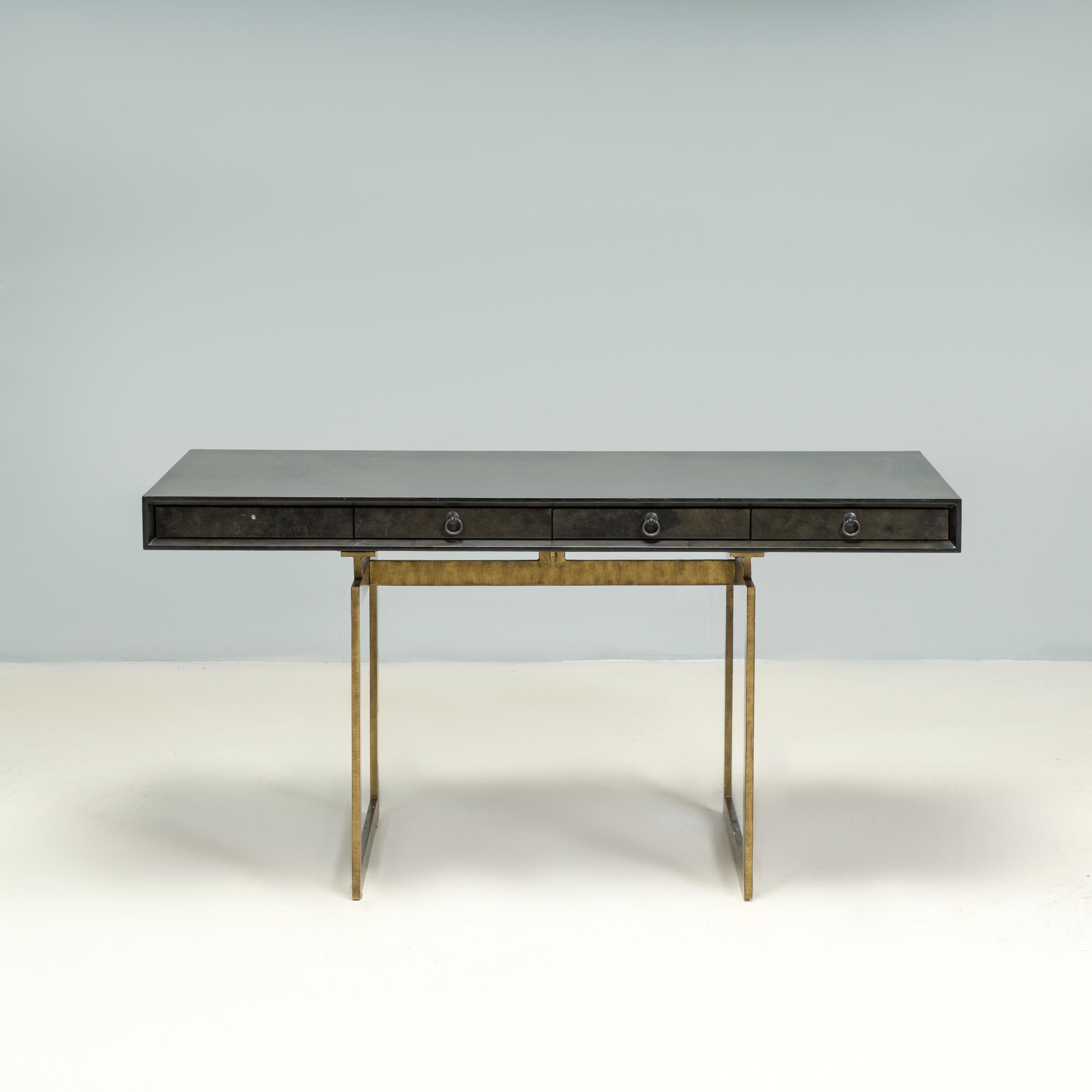 Julian Chichester gründete 1995 seine Möbeldesignfirma, die sich von den klassischen Formen des 19. und 20. Jahrhunderts inspirieren ließ und ihnen durch zeitgenössische Oberflächen und Details eine eigene Note verlieh.

Der Schreibtisch Cortes ist