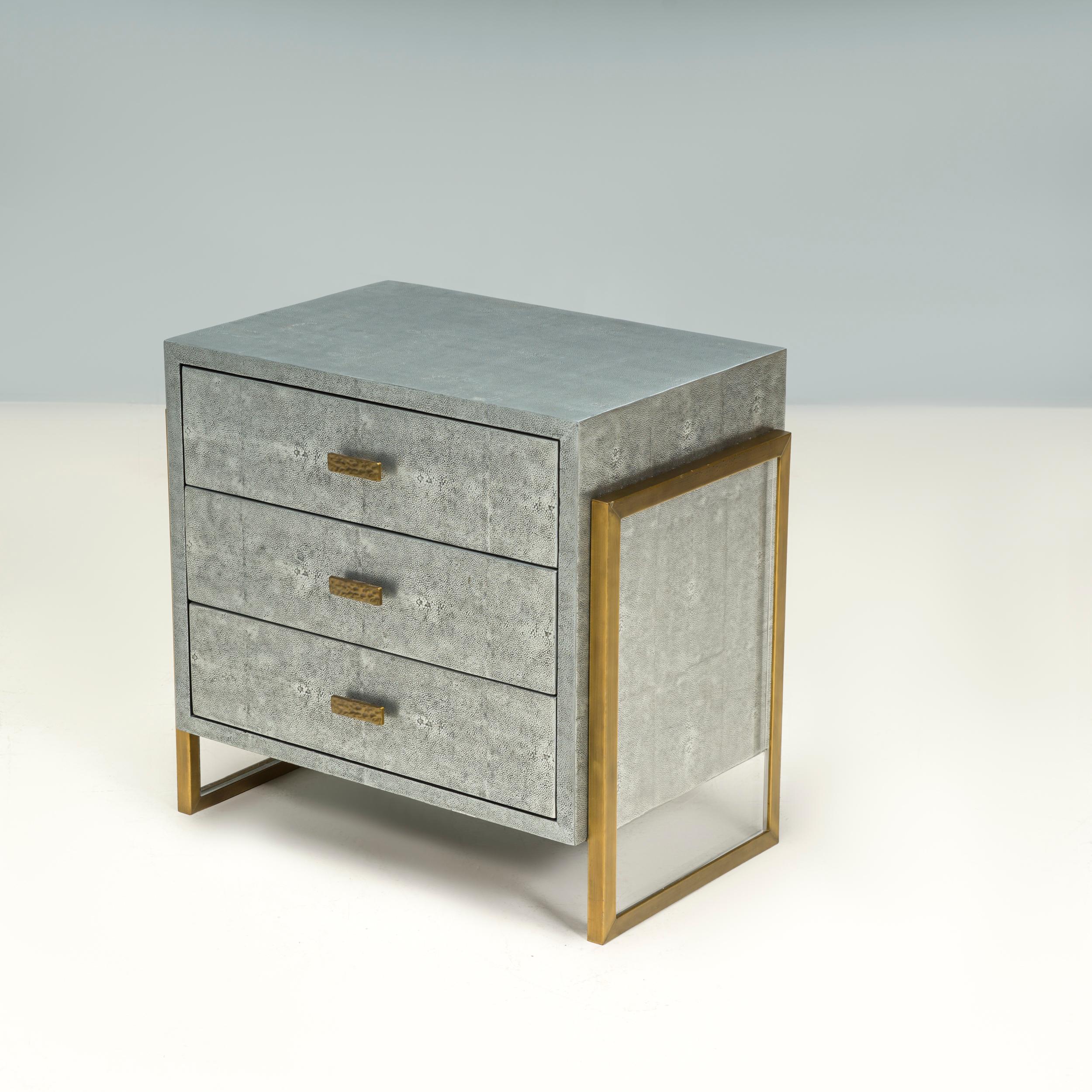 Julian Chichester a fondé sa société de design de meubles en 1995, en s'inspirant des formes classiques des XIXe et XXe siècles et en y apportant sa touche personnelle grâce à des finitions et des détails contemporains.

Inspirée par le design des