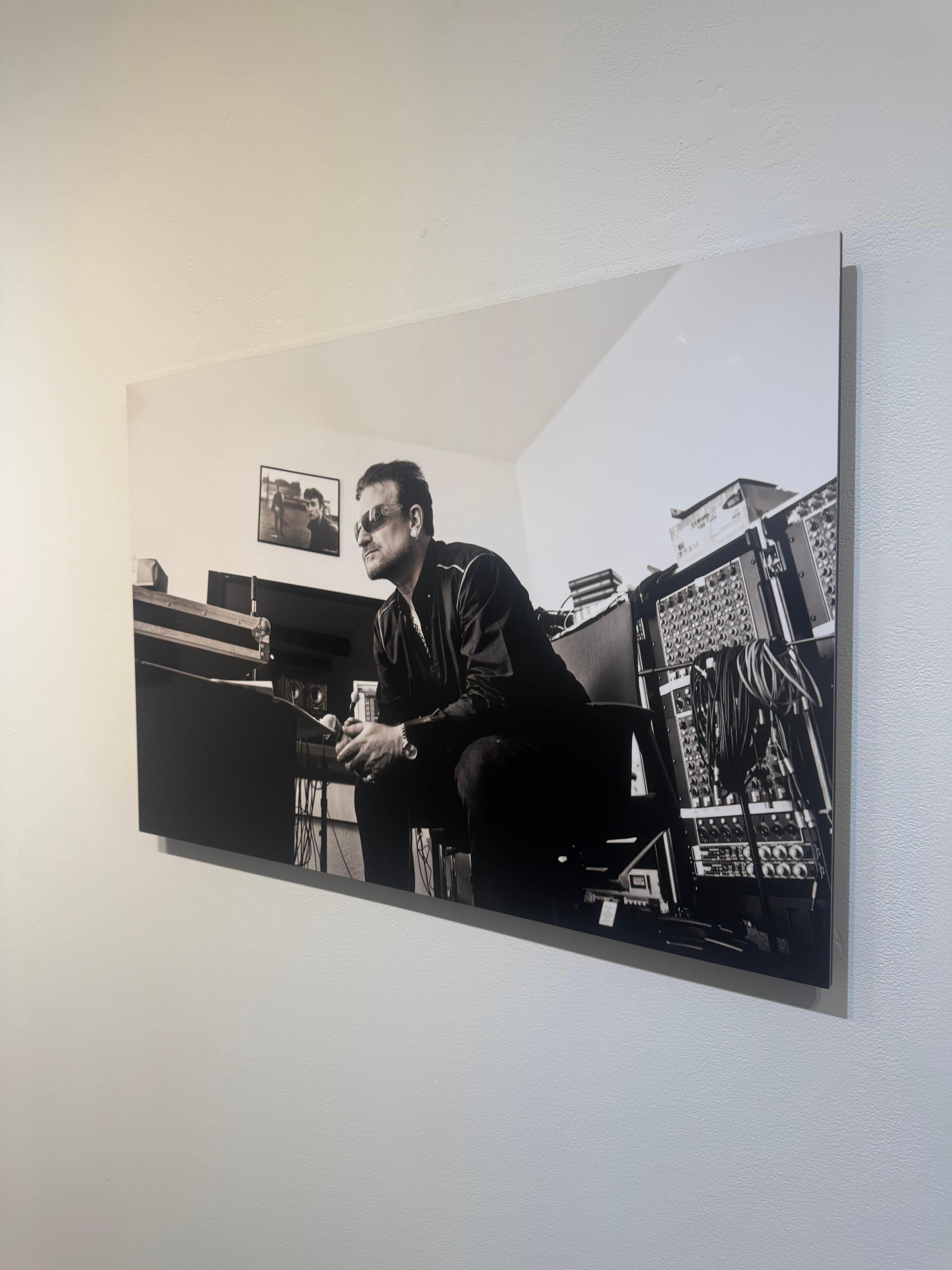 Nato a Liverpool, in Inghilterra, Julian Lennon iniziò la sua carriera artistica in giovane età con un talento innato nel suonare strumenti musicali. Questo talento si sarebbe presto esteso alle arti cinematografiche e visive.  Osservatore della