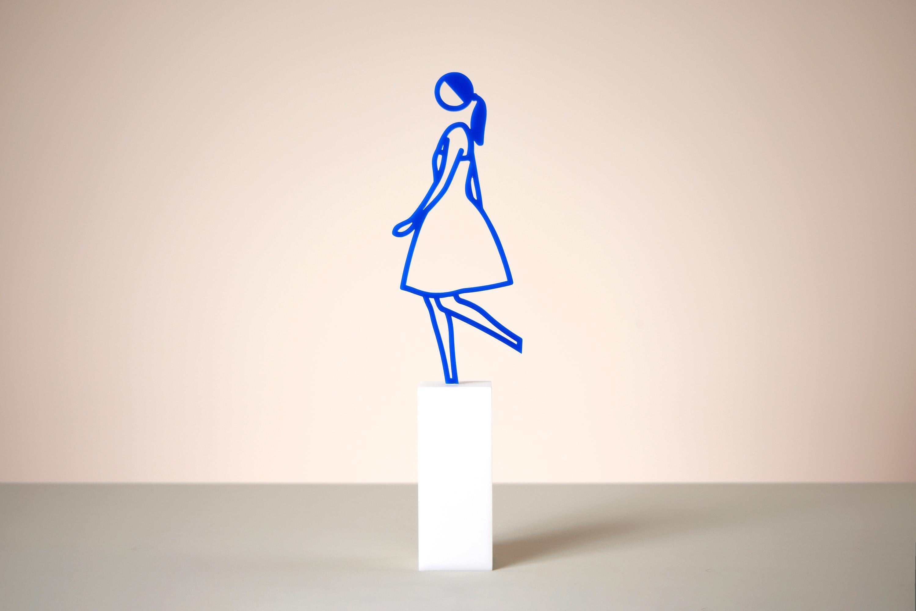 Amelia - Sculpture, Figure de femme, Moving, Pop Art de Julian Opie