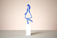 Amelia – Skulptur, Frauenfigur, Moving, Pop-Art von Julian Opie