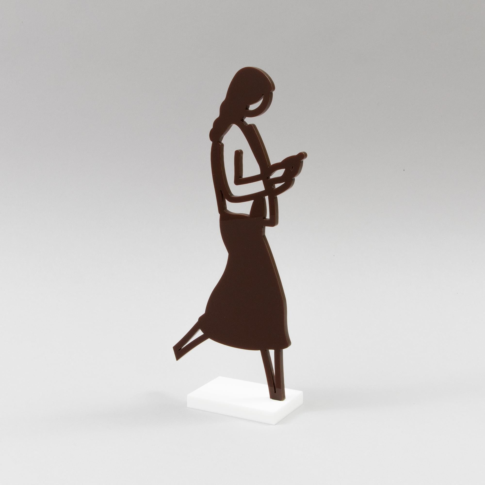 Julian Opie (Brite, geb. 1958)
Weiblicher Wanderer (Braun), 2020
Medium: Lasergeschnittenes Acryl, zweiteilige Statuette 
Maße der Figur: 24,3 x 12 x 0,5 cm
Maße des Sockels: 7,5 x 5 x 1 cm
Größe der Auflage: Offene Auflage, nicht signiert
Zustand: