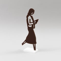 Julian Opie, Weibliche Spaziergängerin (Brown): Britische Contemporary Pop Art, Bildhauerei
