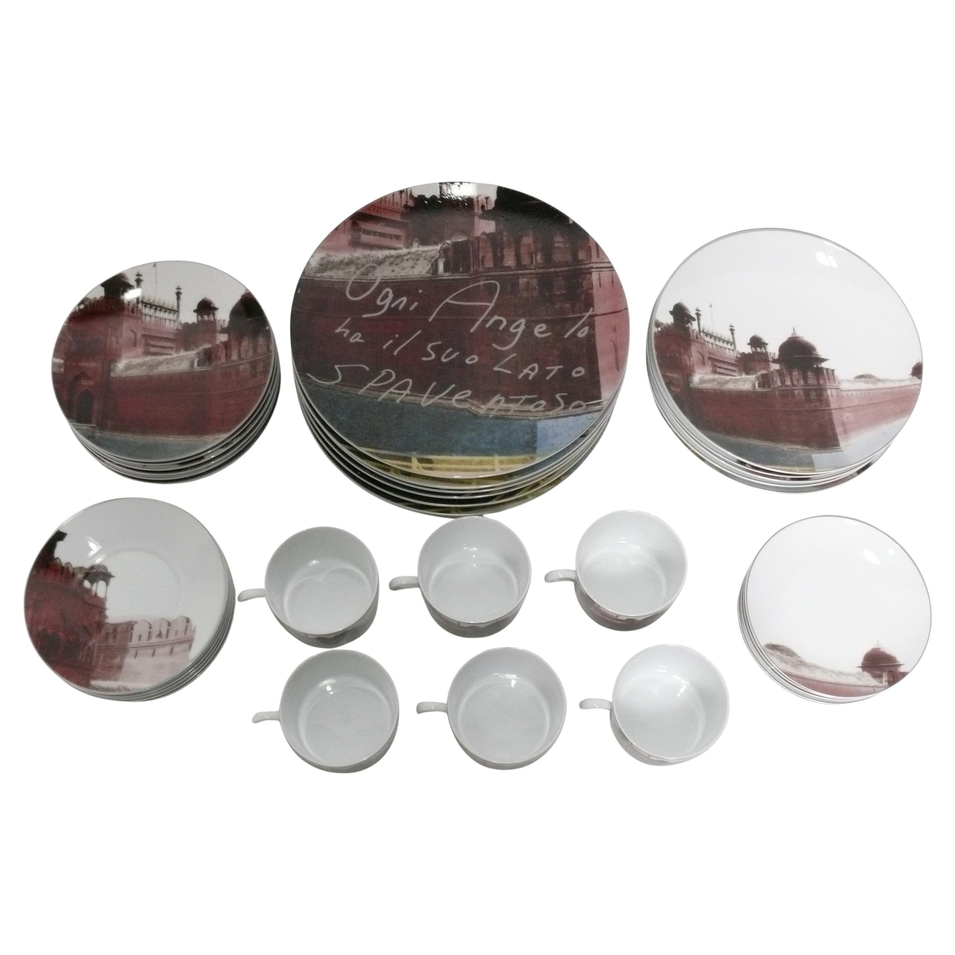 Ensemble de trente-six pièces de vaisselle en porcelaine conçue par un artiste, intitulé 