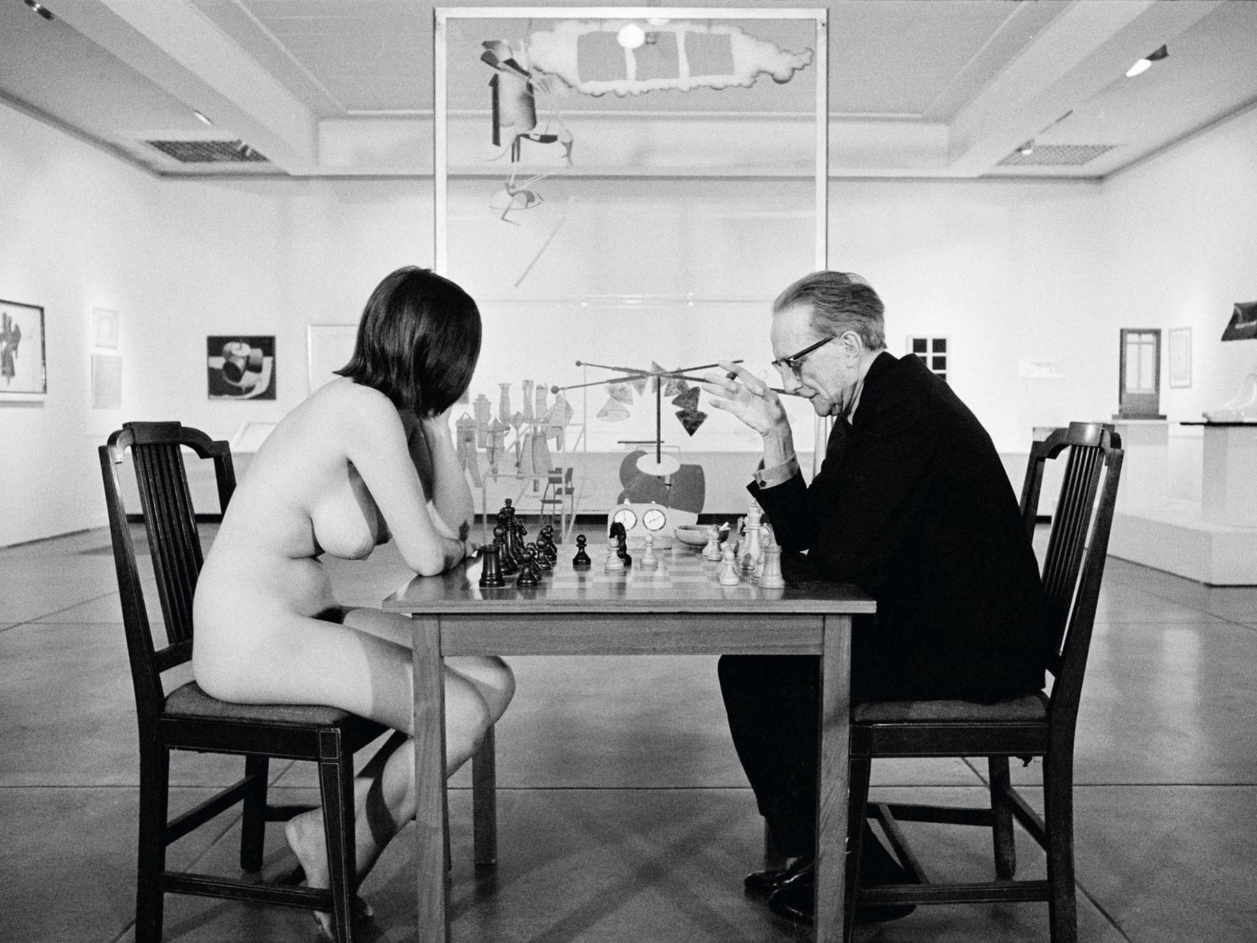 Julian Wasser Portrait Photograph – Eve Babitz und Marcel Duchamp beim Schachspiel im Pasadena Art Museum