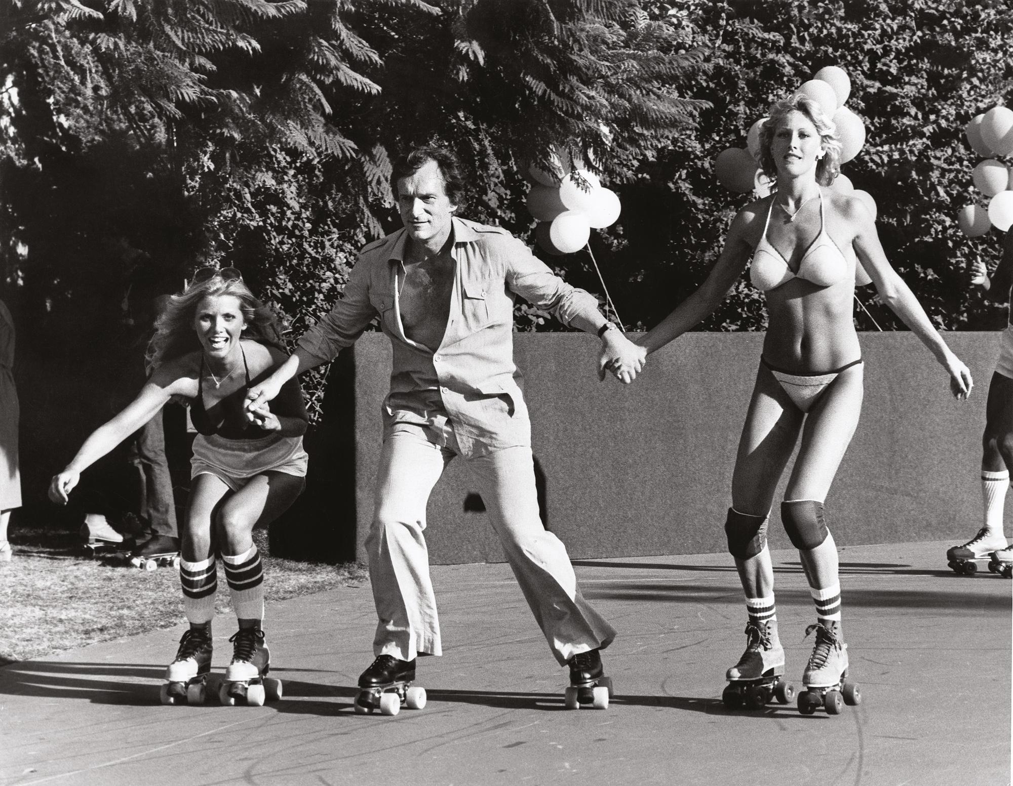 Hugh Hefner en patines en la Mansión Playboy, hacia 1974

A Hefner le gustaba patinar con sus Playmates durante las fiestas de los domingos por la tarde en la Mansión Playboy.

Tamaño: 17 x 22 pulg. (sin enmarcar)

Biografía del artista:

Tras