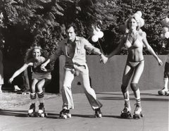 Hugh Hefner Hits the Roller Rink With Playmates, 1974 par Julian Wasser