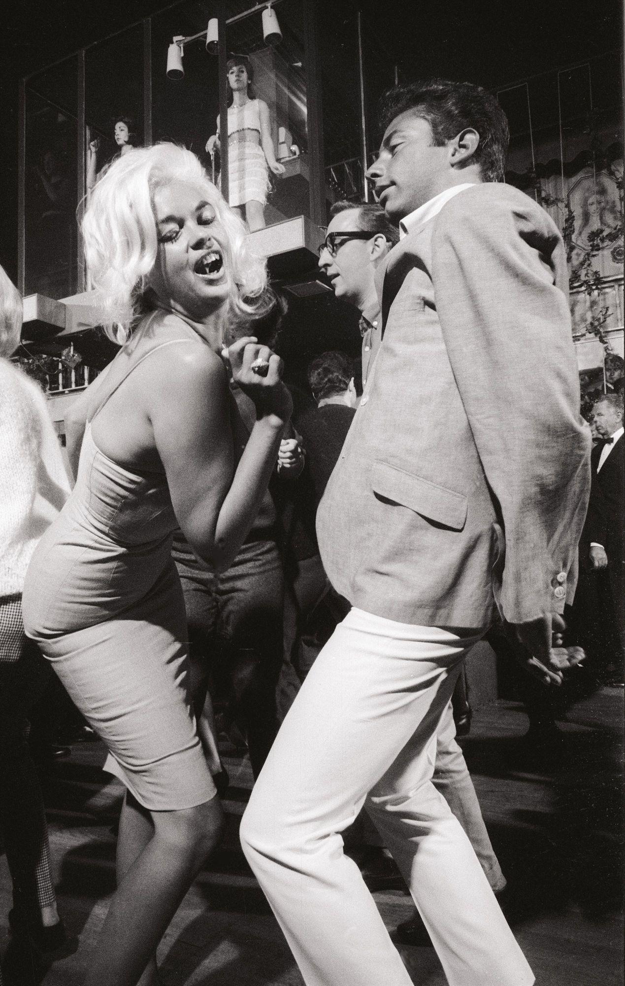 Julian Wasser Black and White Photograph – Jayne Mansfield bei der Whisky a Go-Go, 1964