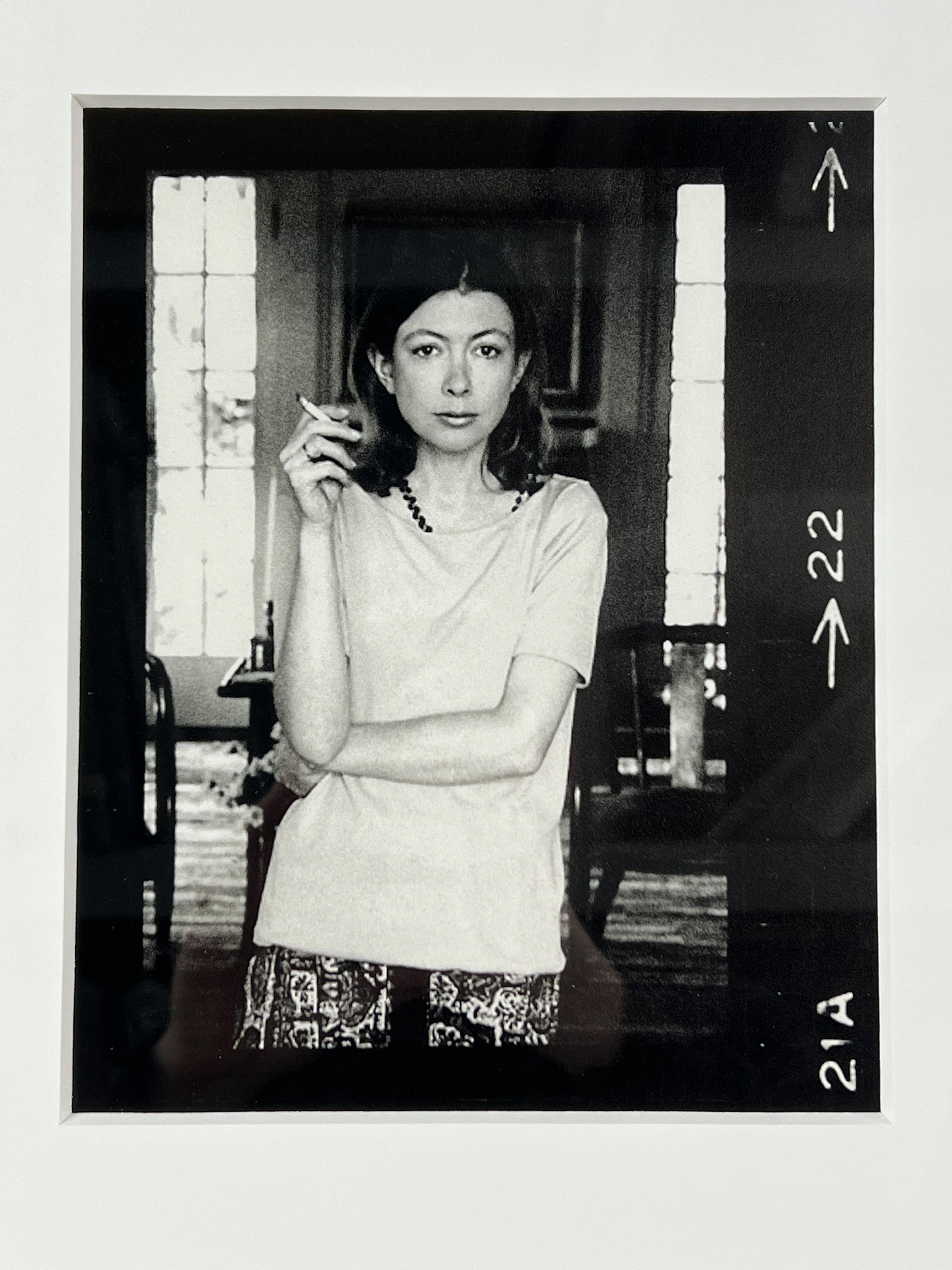 Joan Didion, Hollywood, 1968 (22-2) Ritratto di tre quarti - Portrait Photograph Nero di Julian Wasser