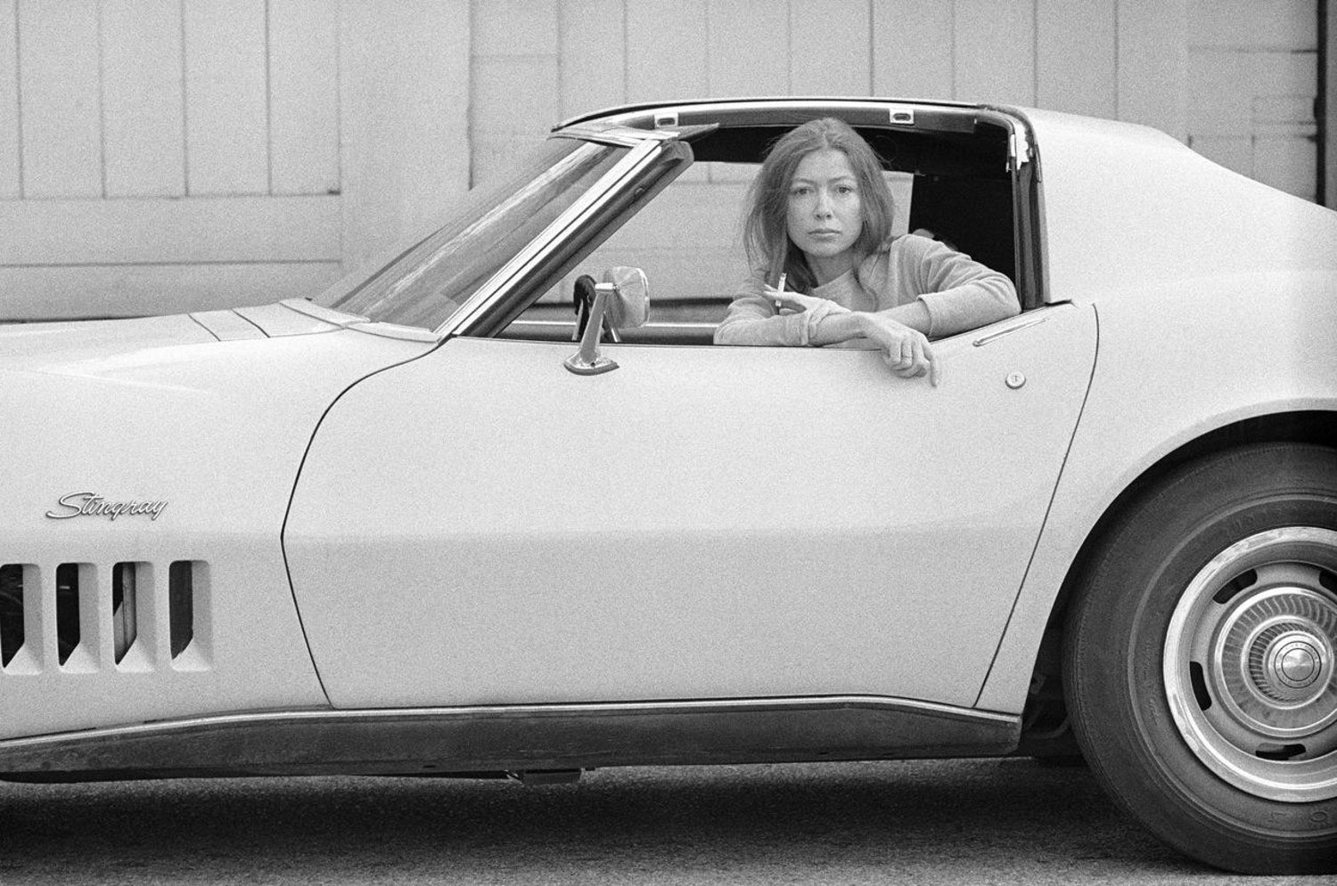 Joan Didion i jej Corvette Stingray, fot: Julian Wasser