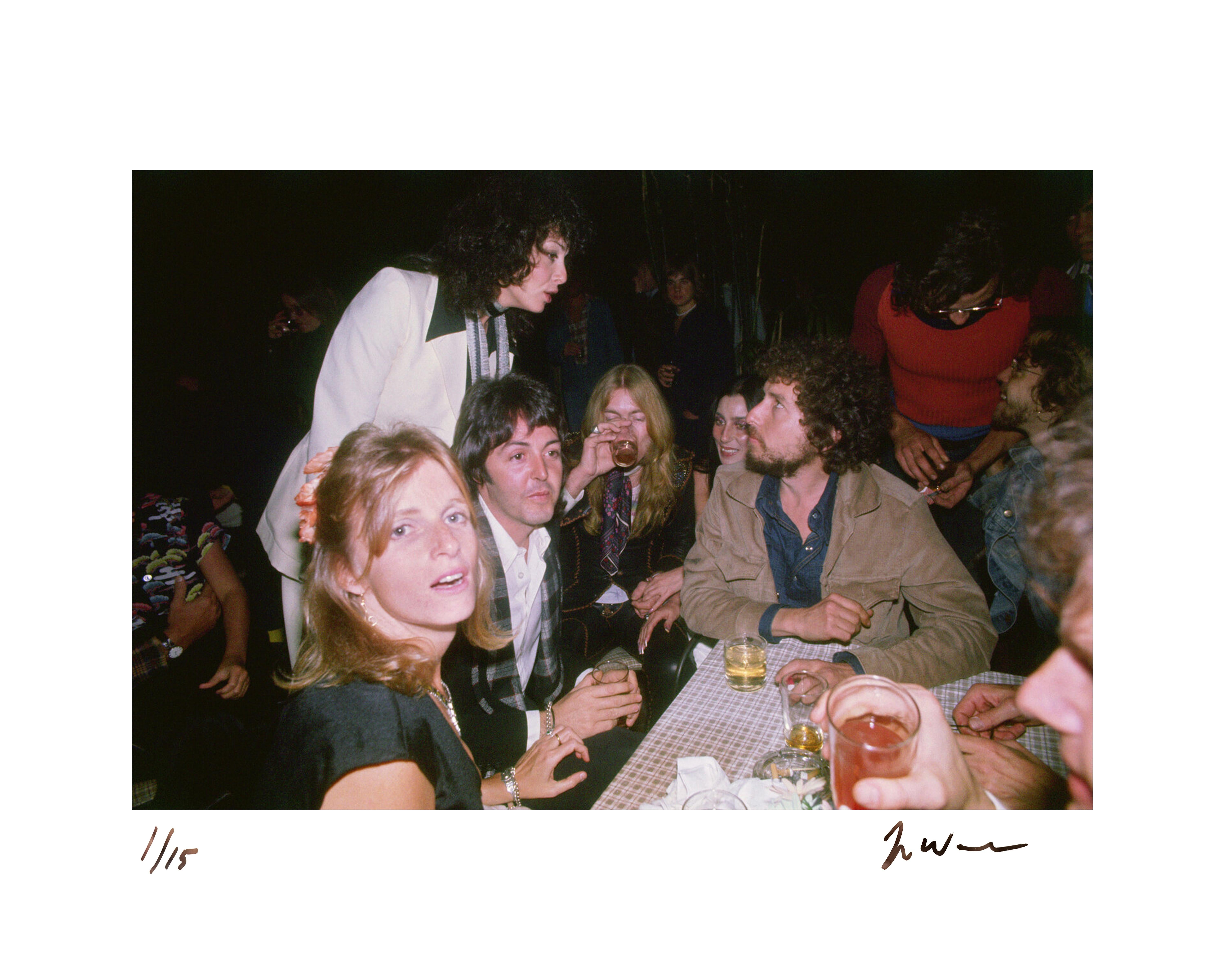 Bob Dylan y Sara Dylan, Paul y Linda McCartney, Cher y Gregg Allman por Julian Wasser en venta 1