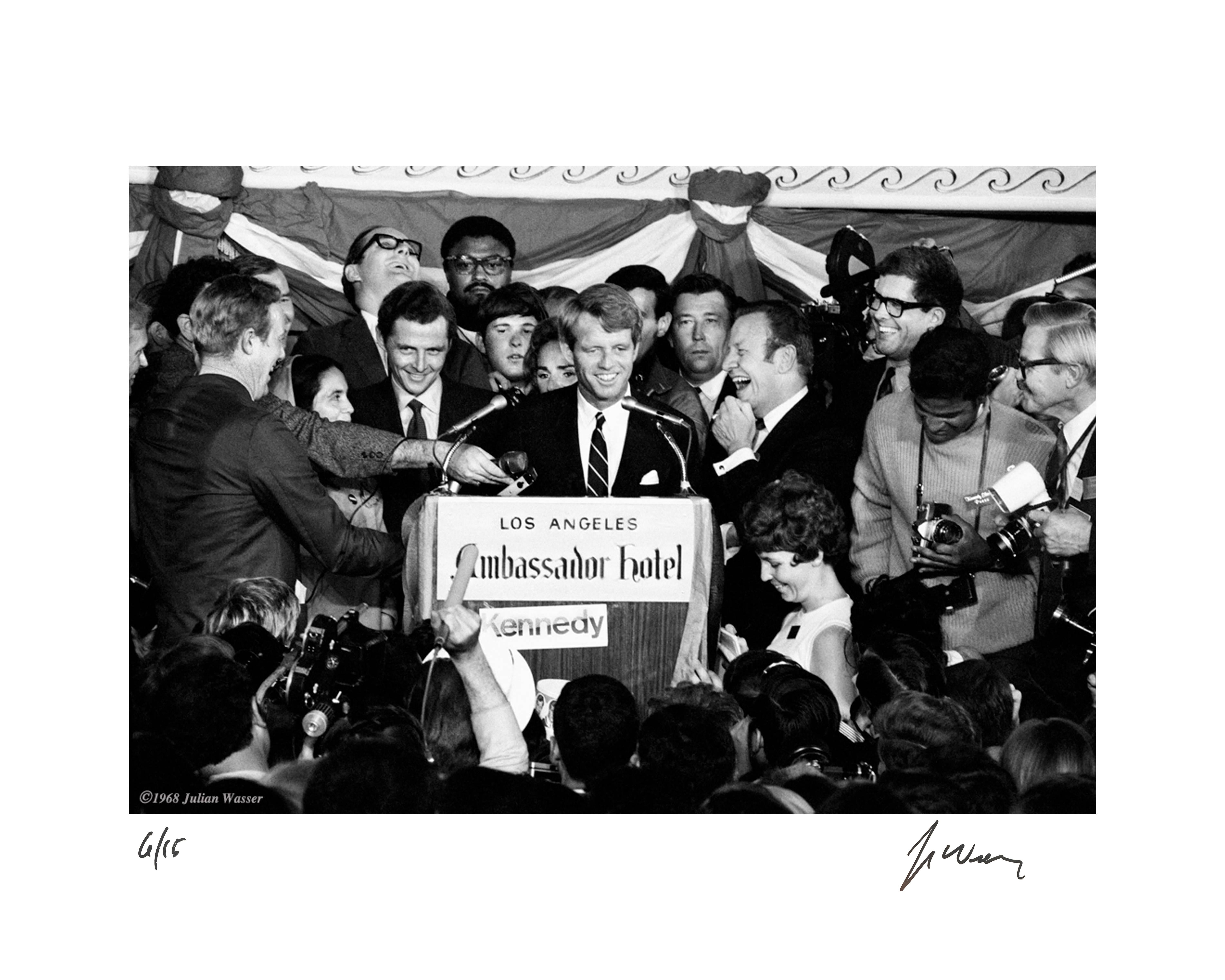 Robert F. Kennedy, Hotel Ambassador por Julian Wasser - Edición limitada 6/15 en venta 1
