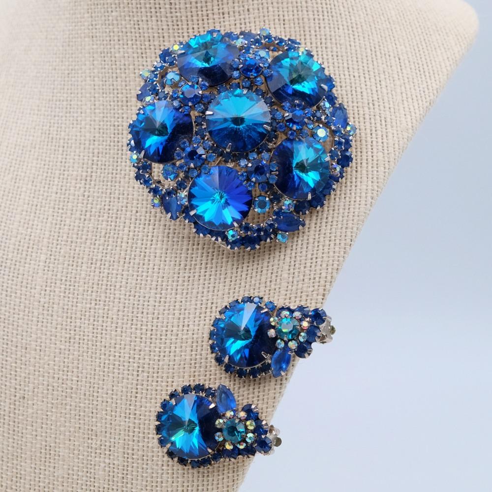 Period: 1950
Hallmark: -
Condition: perfect
Dimensions: brooch H 2.5 Inch, earrings H 1.37 Inch
Materials: base metal, rhinestones, crystals
Free worldwide shipping.