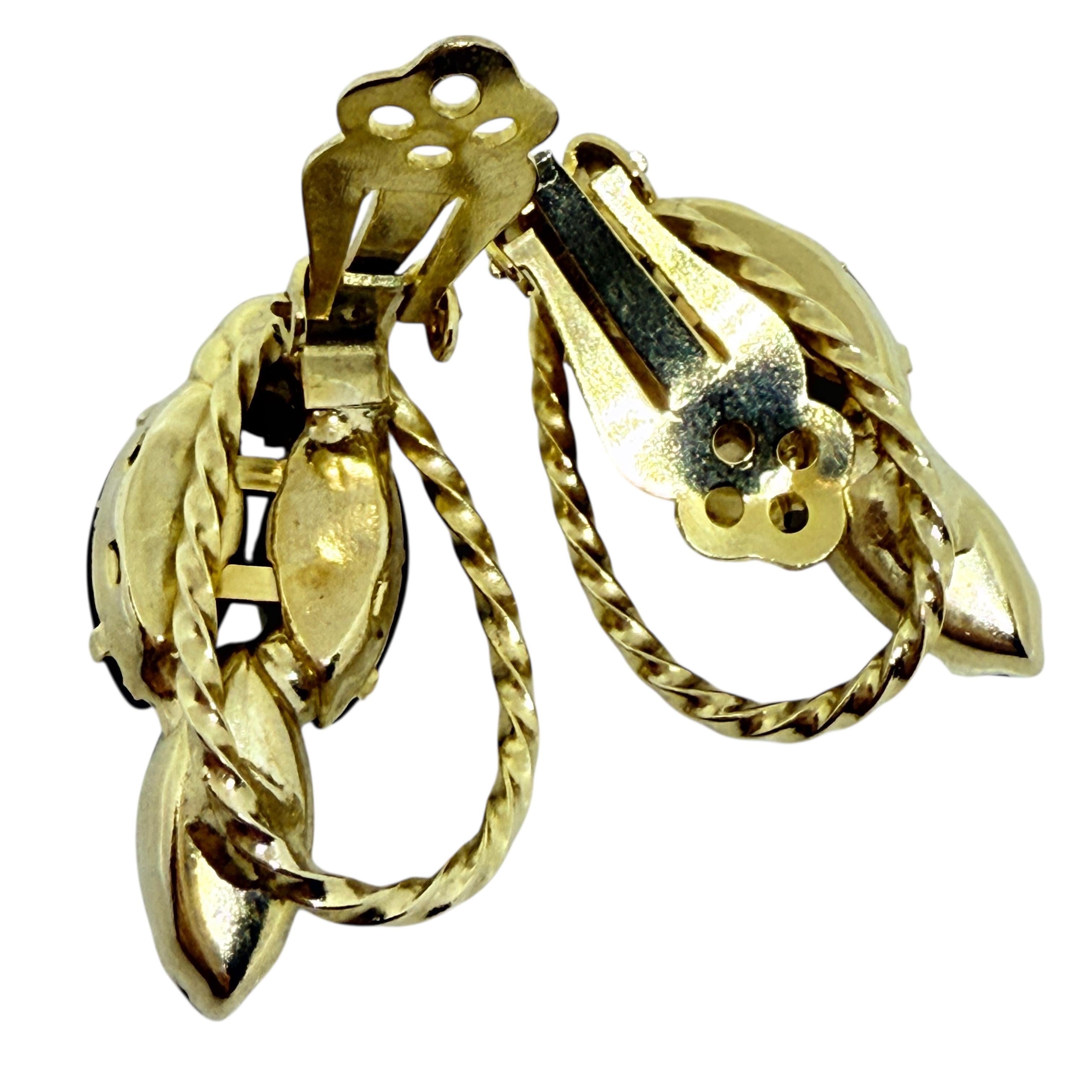 DETALLES

- sin firmar JULIANA DELIZZA ELSTER

- tono dorado con cristal 

- pendientes vintage de diseño
 
MEDIDAS  

- CONDICIÓN

-  muy buen estado vintage con mínimos signos de desgaste 

 Código 53

❤️❤️   JOYAS VINTAGE DE DISEÑO   ❤️❤️

❤️❤️ 