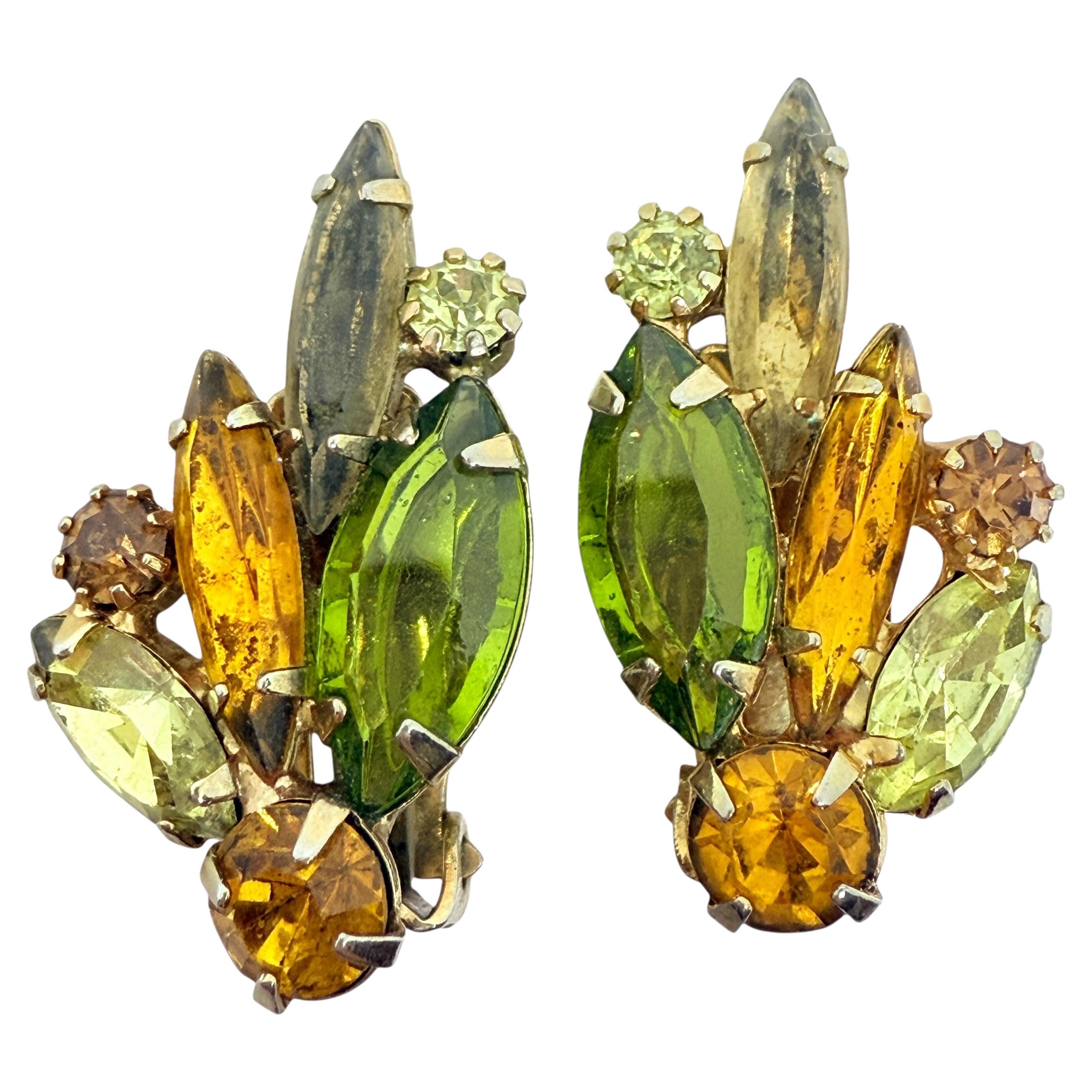 JULIANA DELIZZA 
Elster orecchini a clip di design in vetro verde ambrato e tonalità oro
