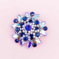 Broche de cóctel en capas con racimo de cristal AB azul estilo Juliana de Vendome, años 60