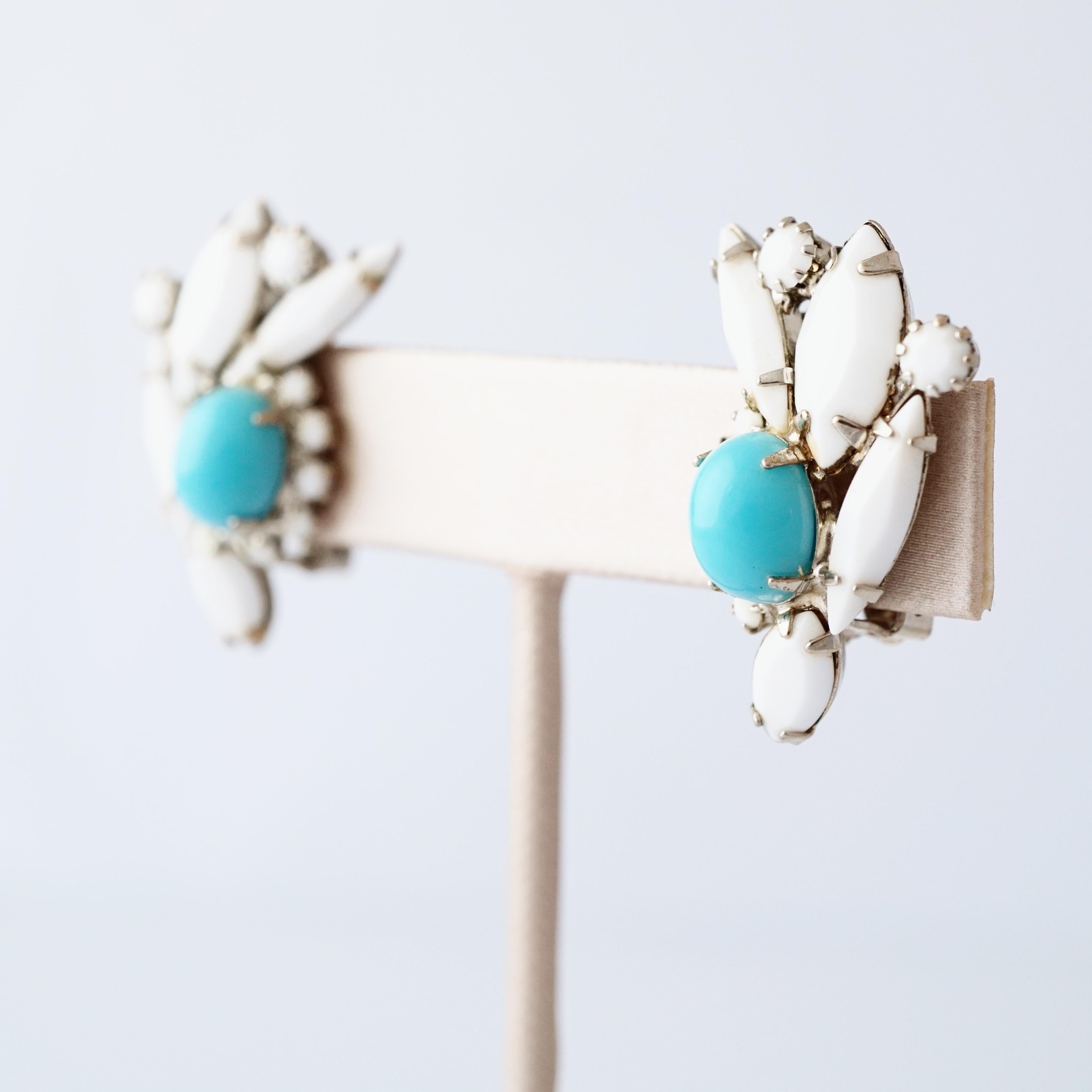 Moderne Boucles d'oreilles en verre au lait et turquoise de style Juliana, années 1960 en vente