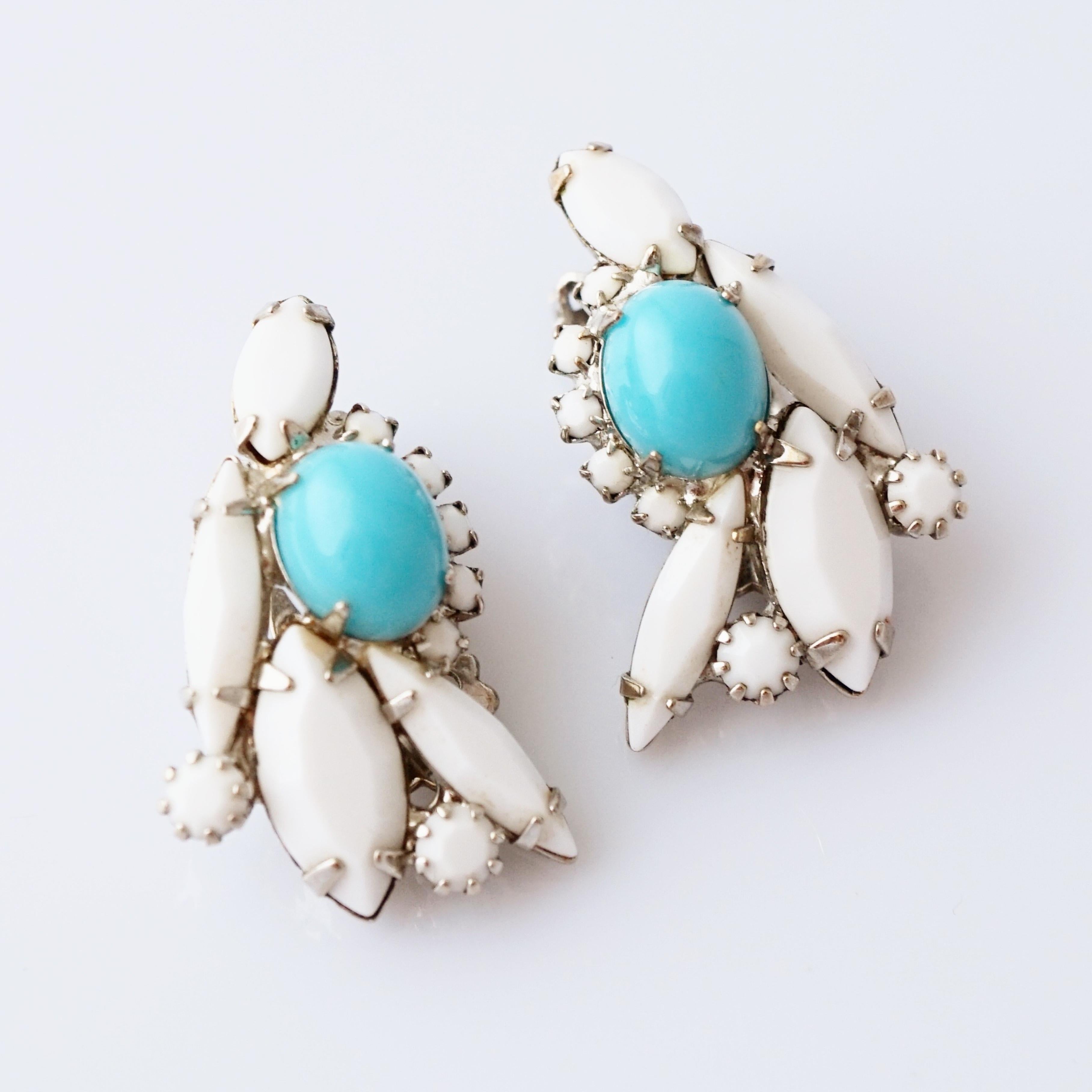 Boucles d'oreilles en verre au lait et turquoise de style Juliana, années 1960 Bon état - En vente à McKinney, TX