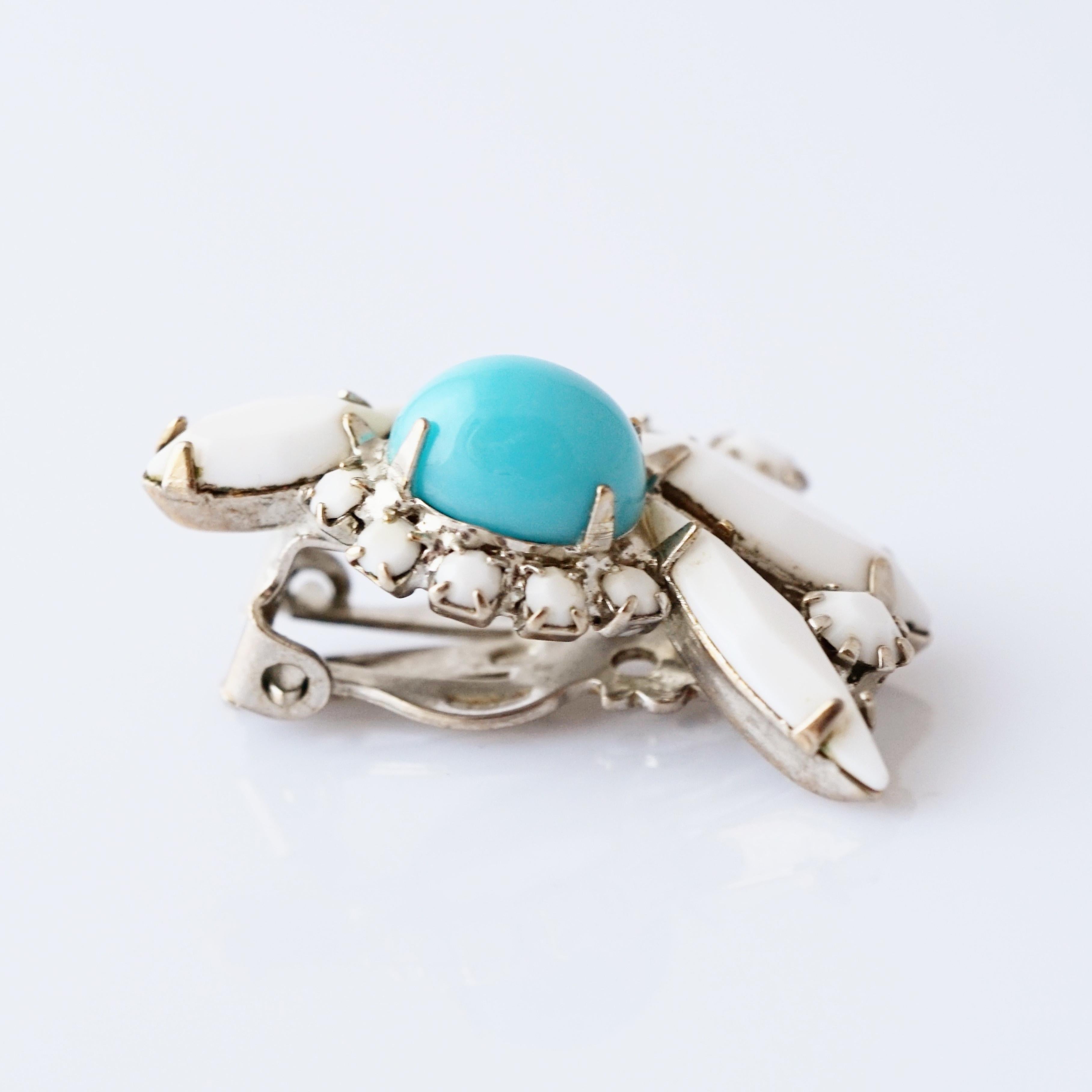 Boucles d'oreilles en verre au lait et turquoise de style Juliana, années 1960 Pour femmes en vente