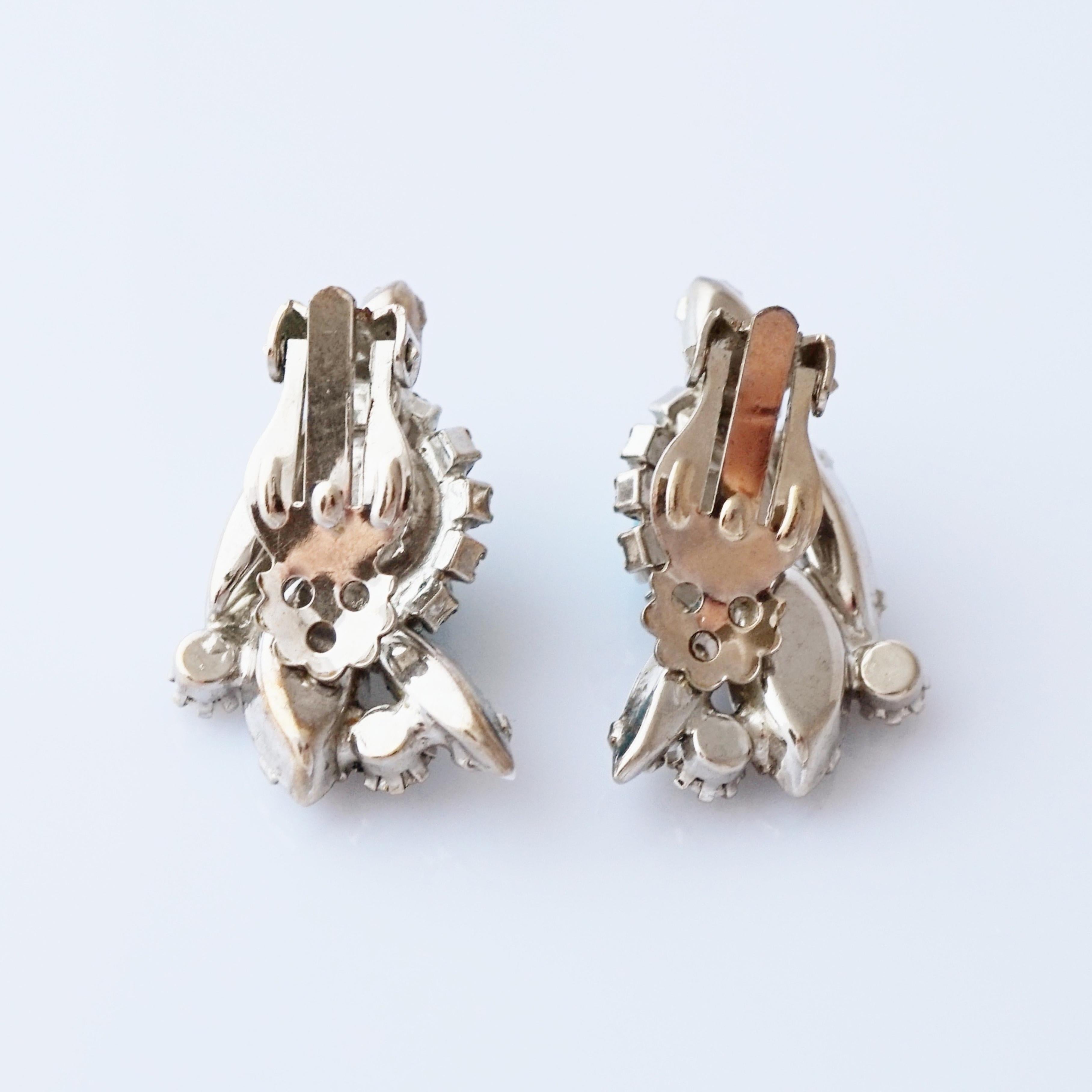 Boucles d'oreilles en verre au lait et turquoise de style Juliana, années 1960 en vente 1