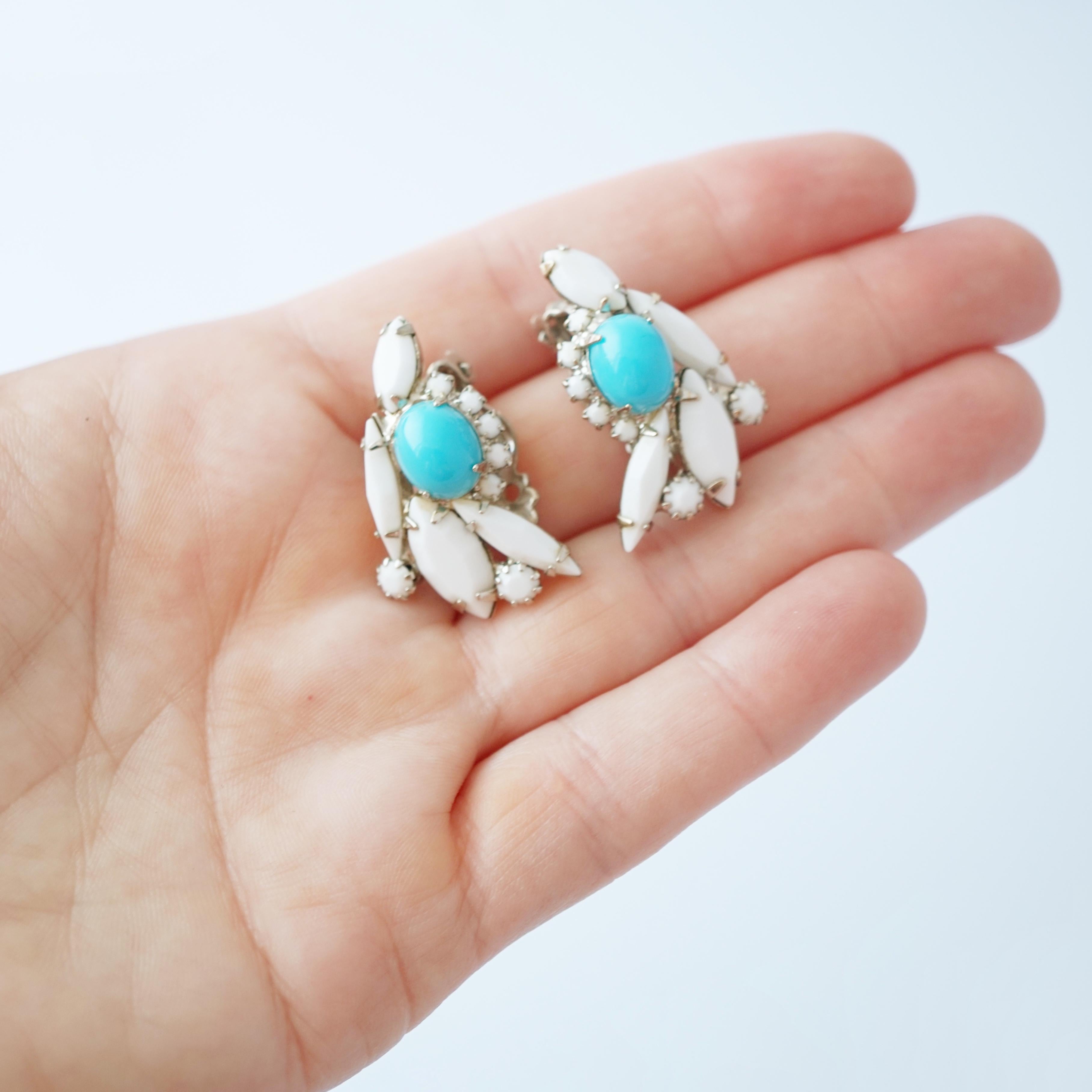 Boucles d'oreilles en verre au lait et turquoise de style Juliana, années 1960 en vente 2